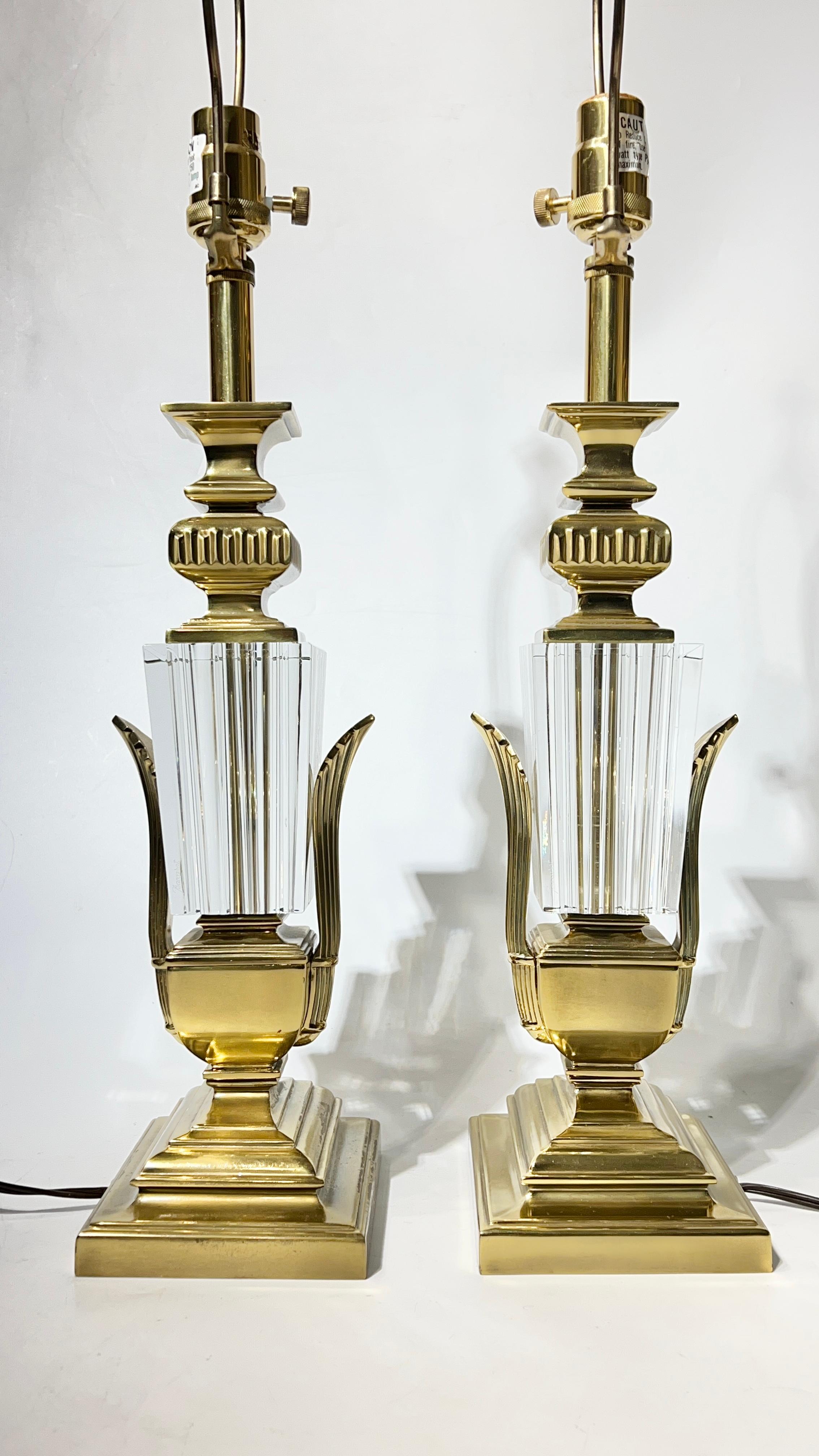 Pareja de lámparas de mesa vintage de cristal de Baccarat y latón pulido de Stiffel Latón en venta