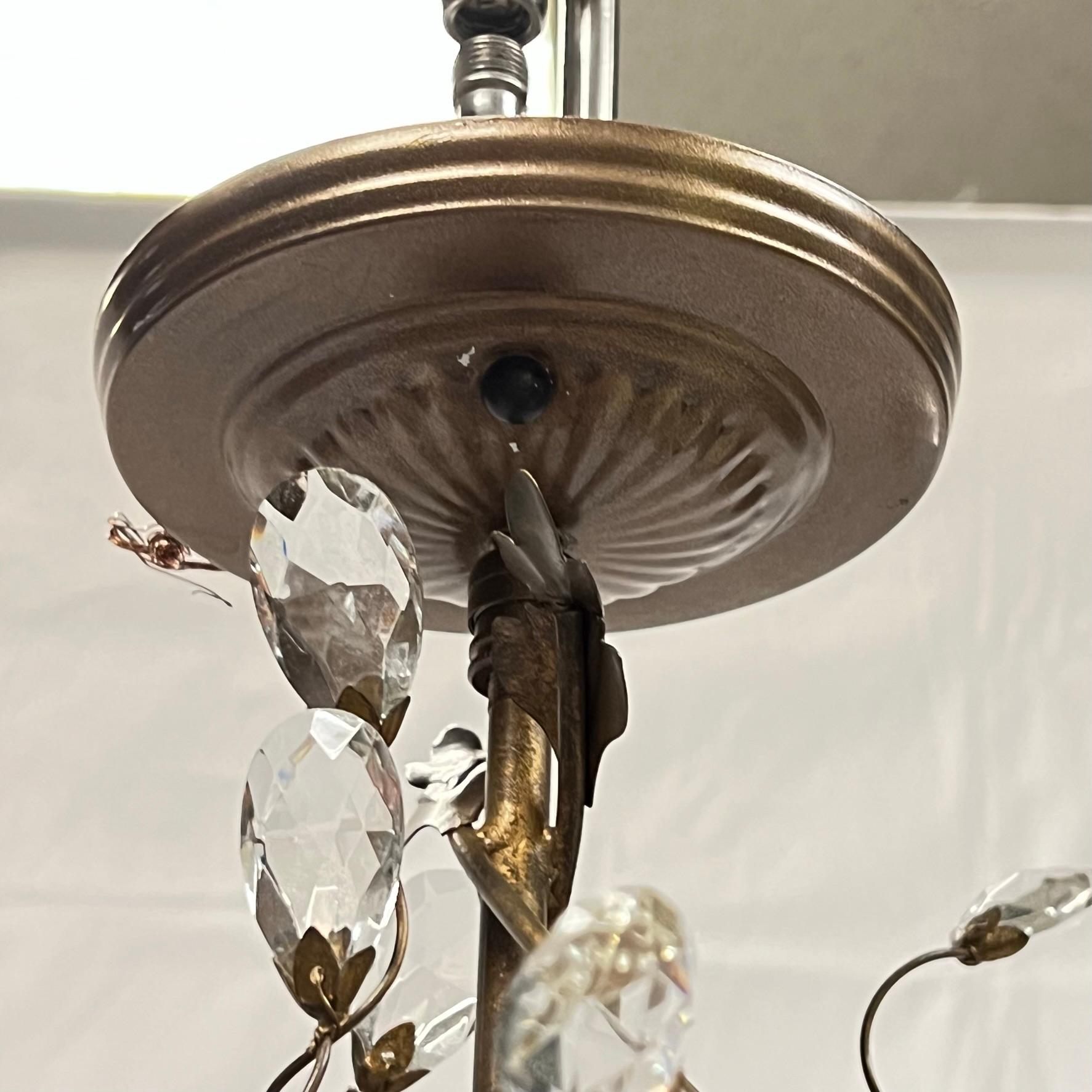 Coppia di lampadari a tre luci vintage in stile Bagues in metallo patinato e vetro in vendita 1