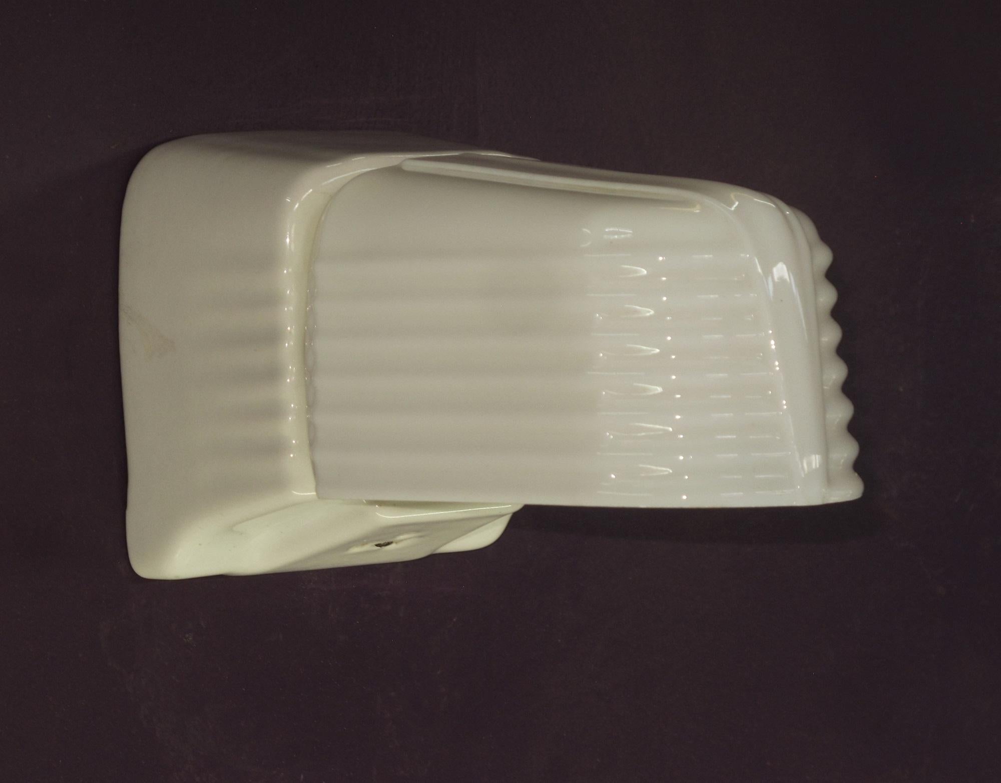 Il prezzo si riferisce a un paio, ma è disponibile anche un altro paio, leggermente diverso.
Queste applique sono in condizioni eccellenti, senza scheggiature e senza crepe. Un design interessante che non consente di fissare in modo visibile il