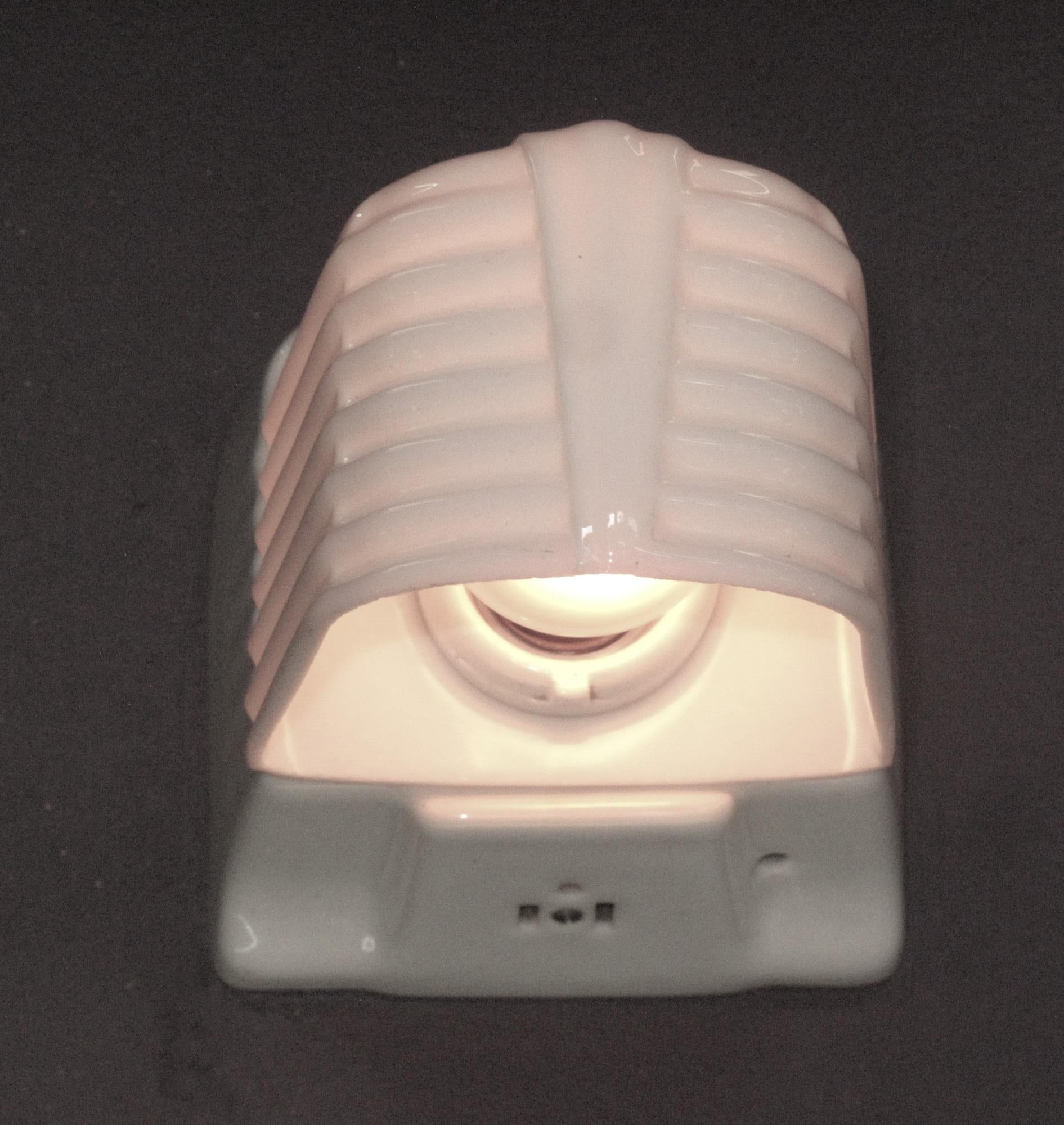 XX secolo Coppia di lampade da parete per il bagno vintage