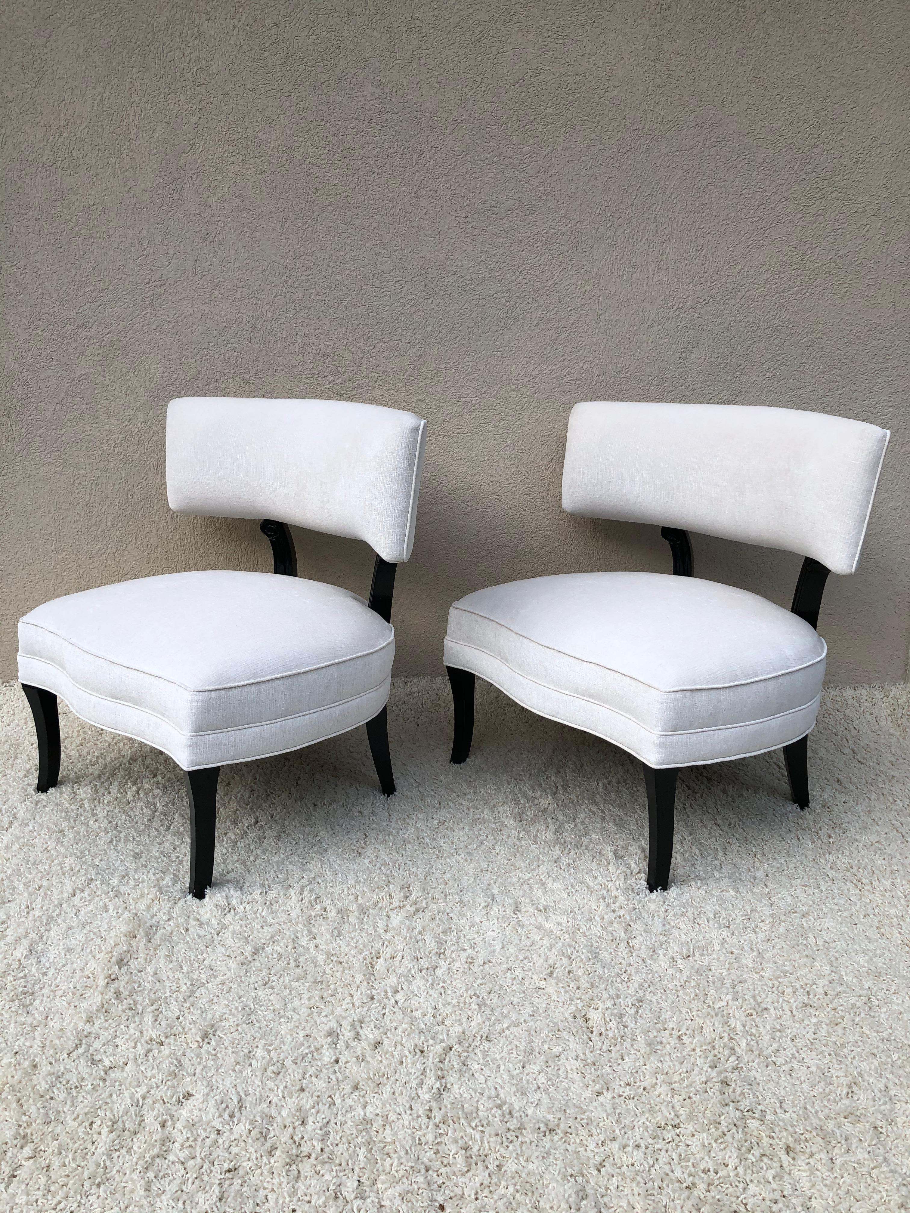 Pair of Billy Haines style elegant club chairs, curved back and black lacquer legs and detail, in an off-white chenille, several designers copied this chair, Grosfeld House made a version and James Mont also, they are unsigned and in excellent