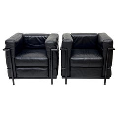 Paar Vintage Schwarzes Leder Schwarzer Rahmen Lounge-Stühle Stil von Le Corbusier LC2