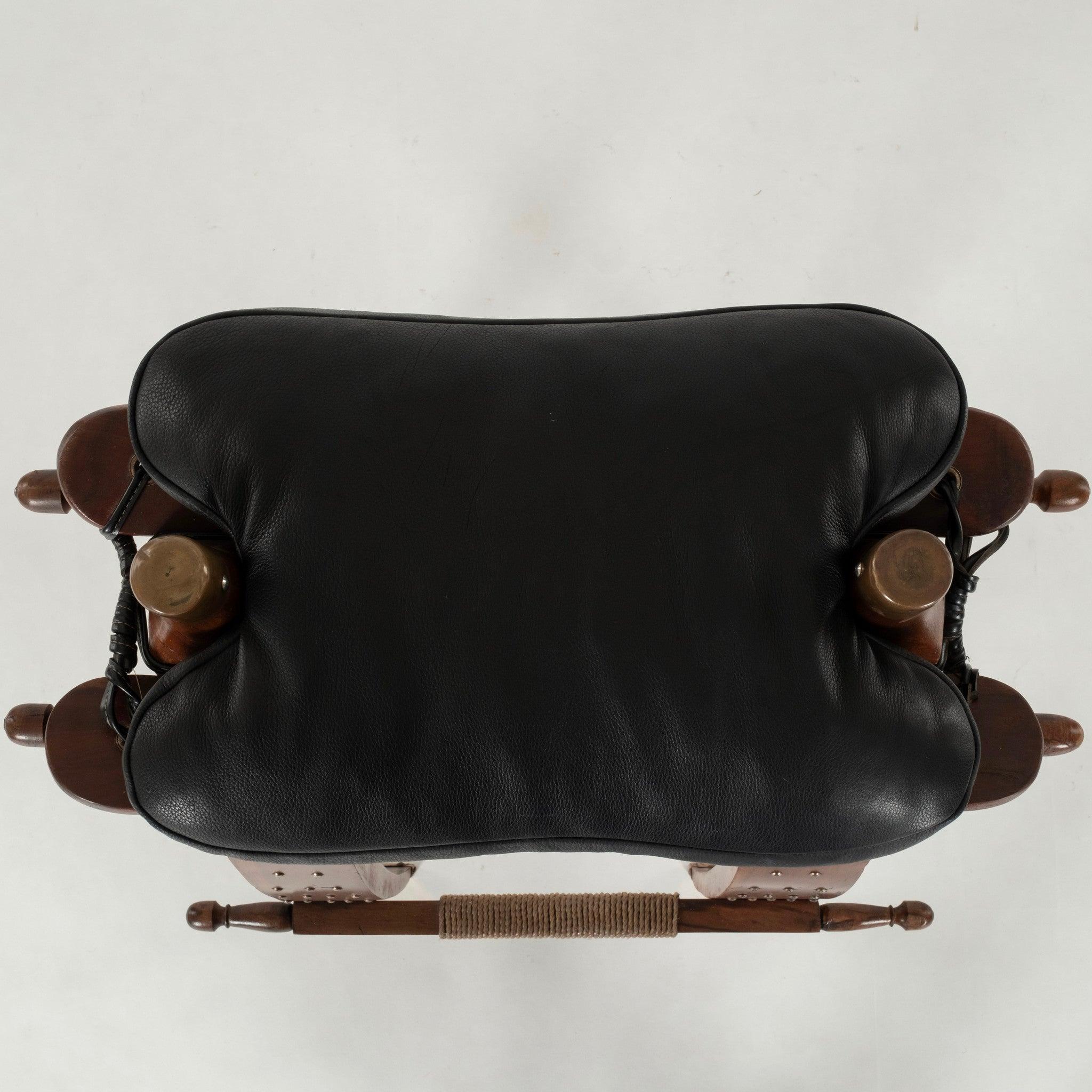 Coppia di sgabelli a sella in pelle nera vintage in vendita 7