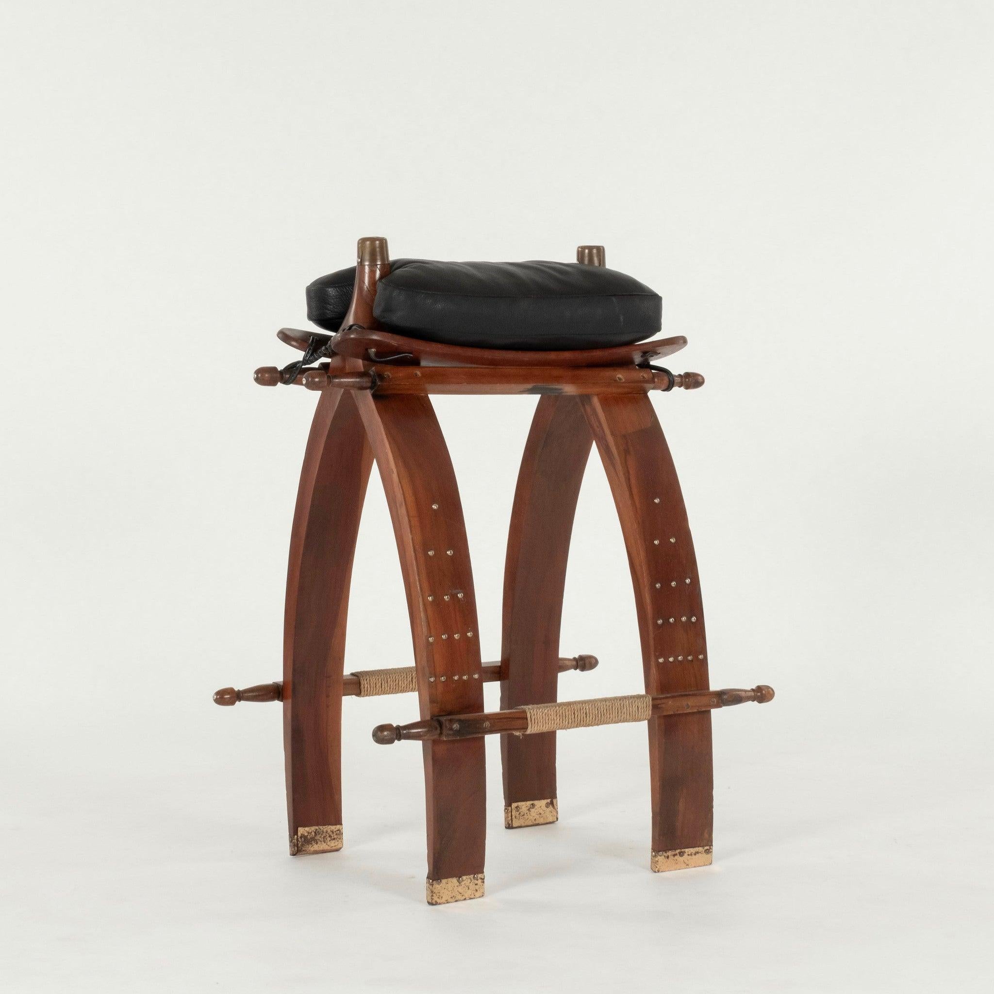 Coppia di sgabelli egiziani degli anni '40 con ferramenta in ottone e cuscini della seduta rivestiti di recente in pelle nera.