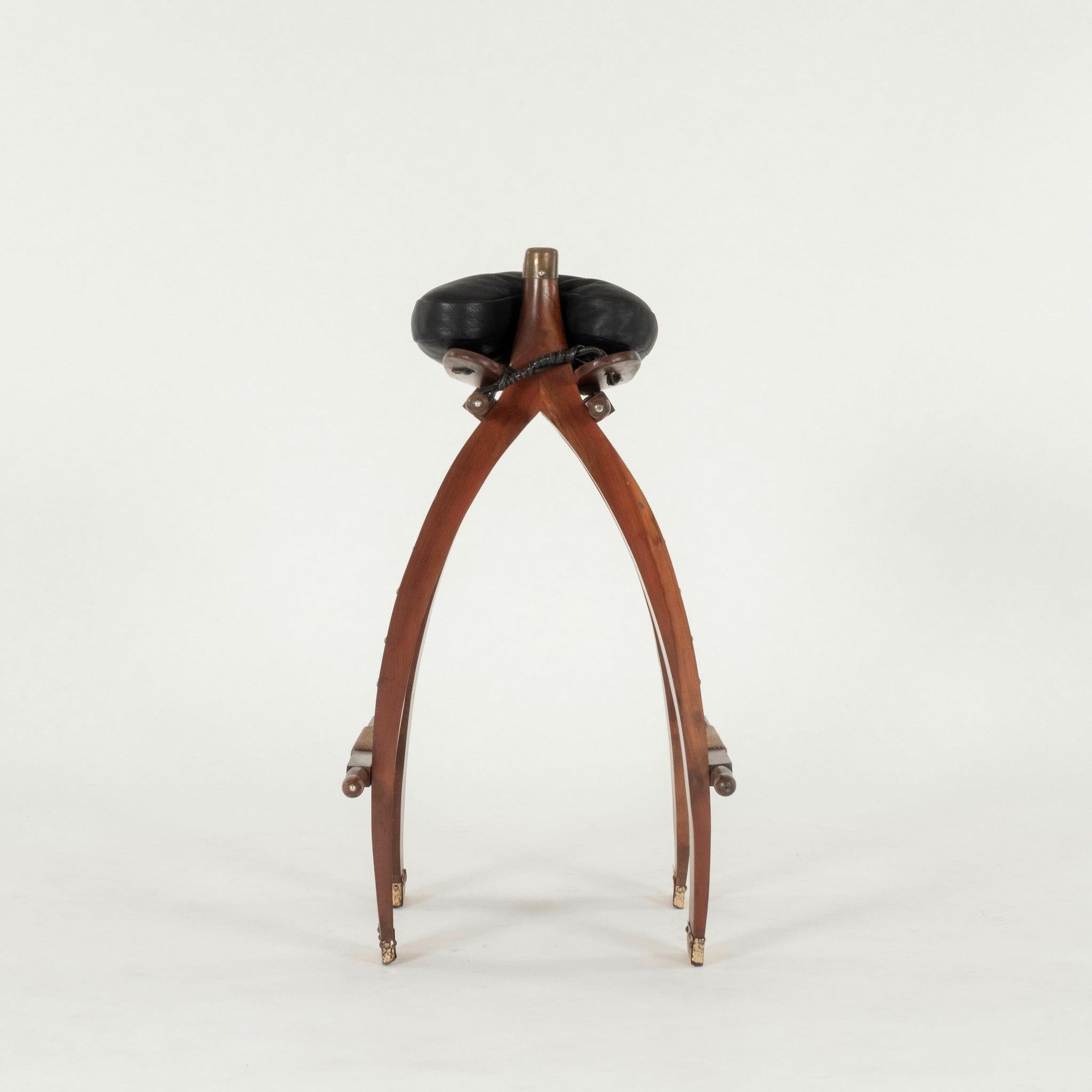 Coppia di sgabelli a sella in pelle nera vintage In condizioni buone in vendita a Houston, TX