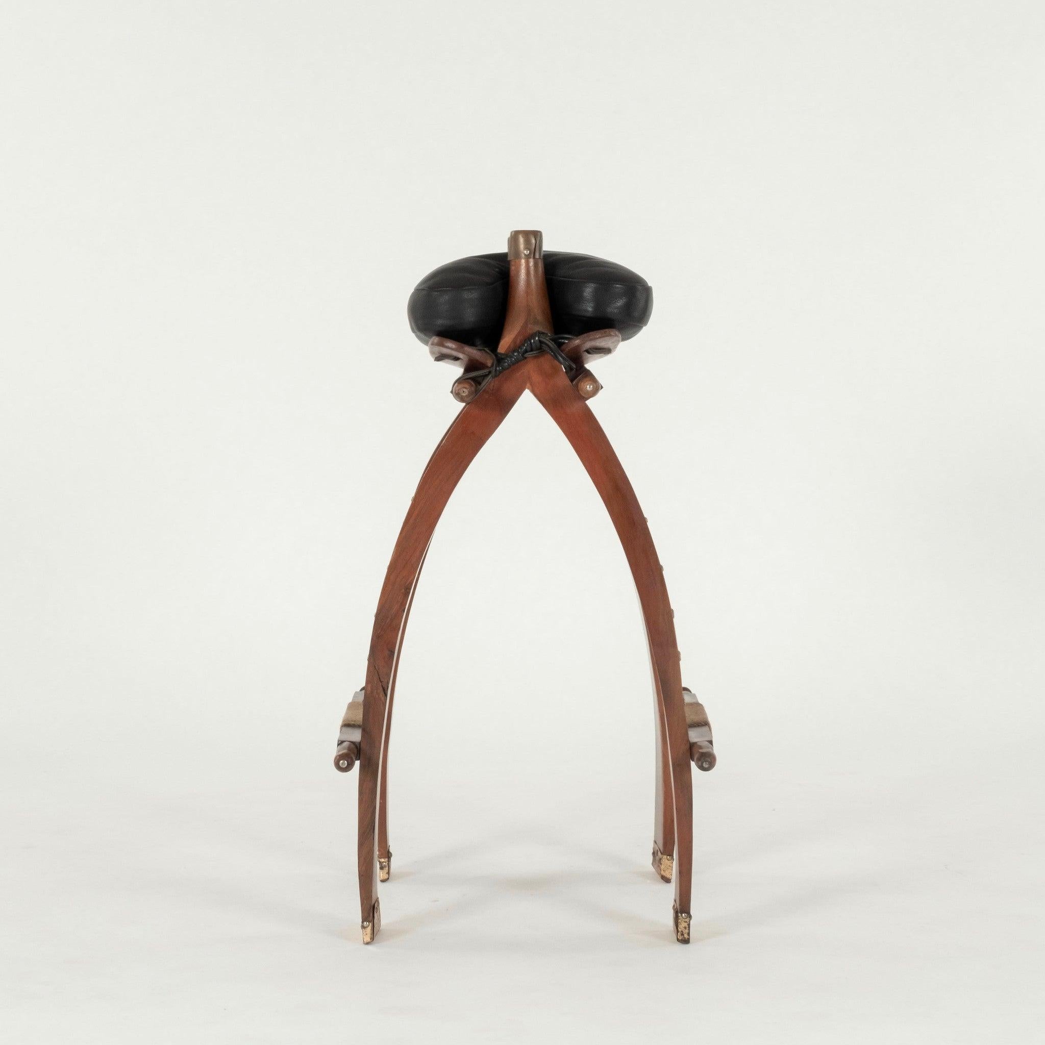 Ottone Coppia di sgabelli a sella in pelle nera vintage in vendita
