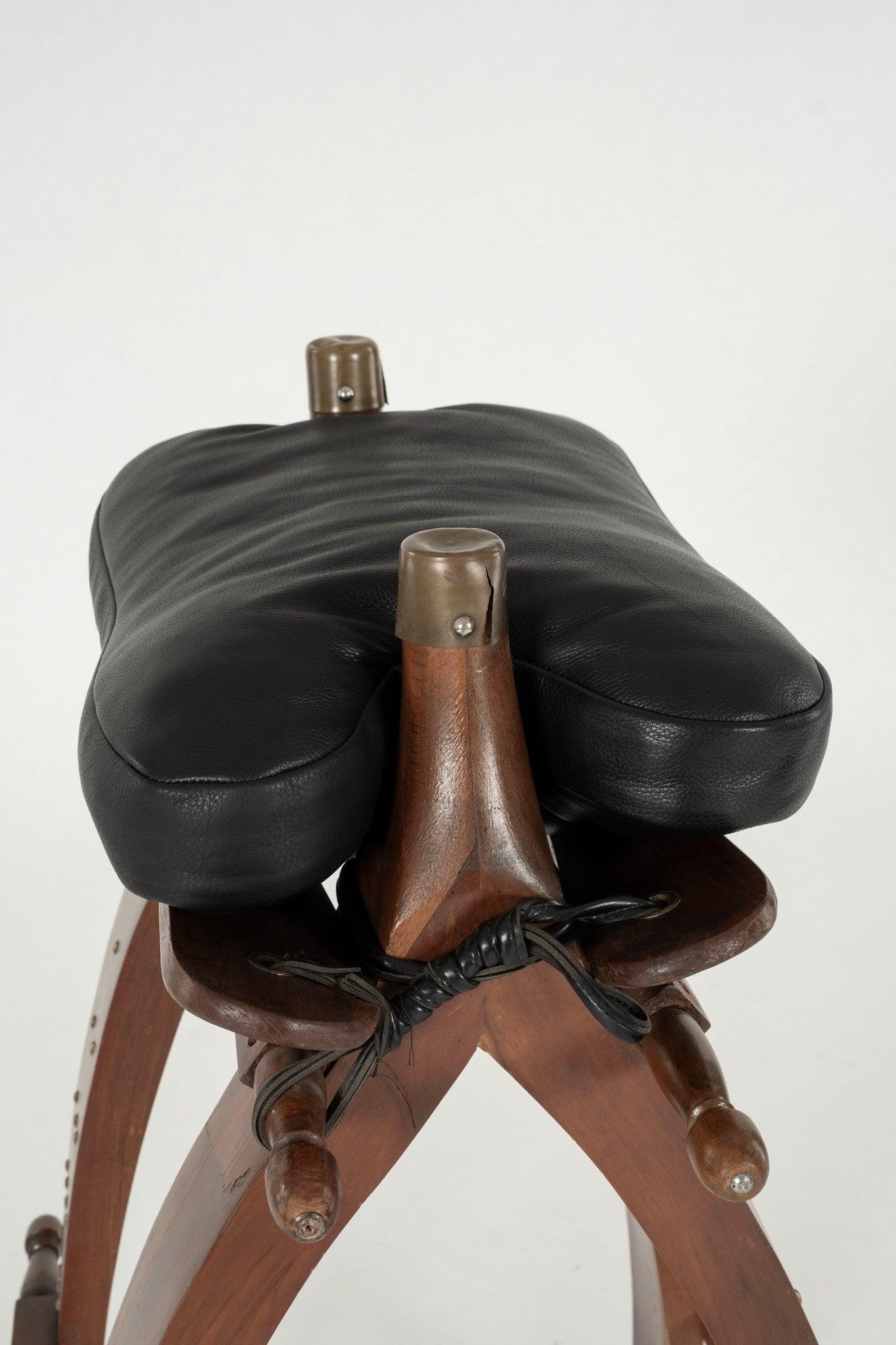 Coppia di sgabelli a sella in pelle nera vintage in vendita 2