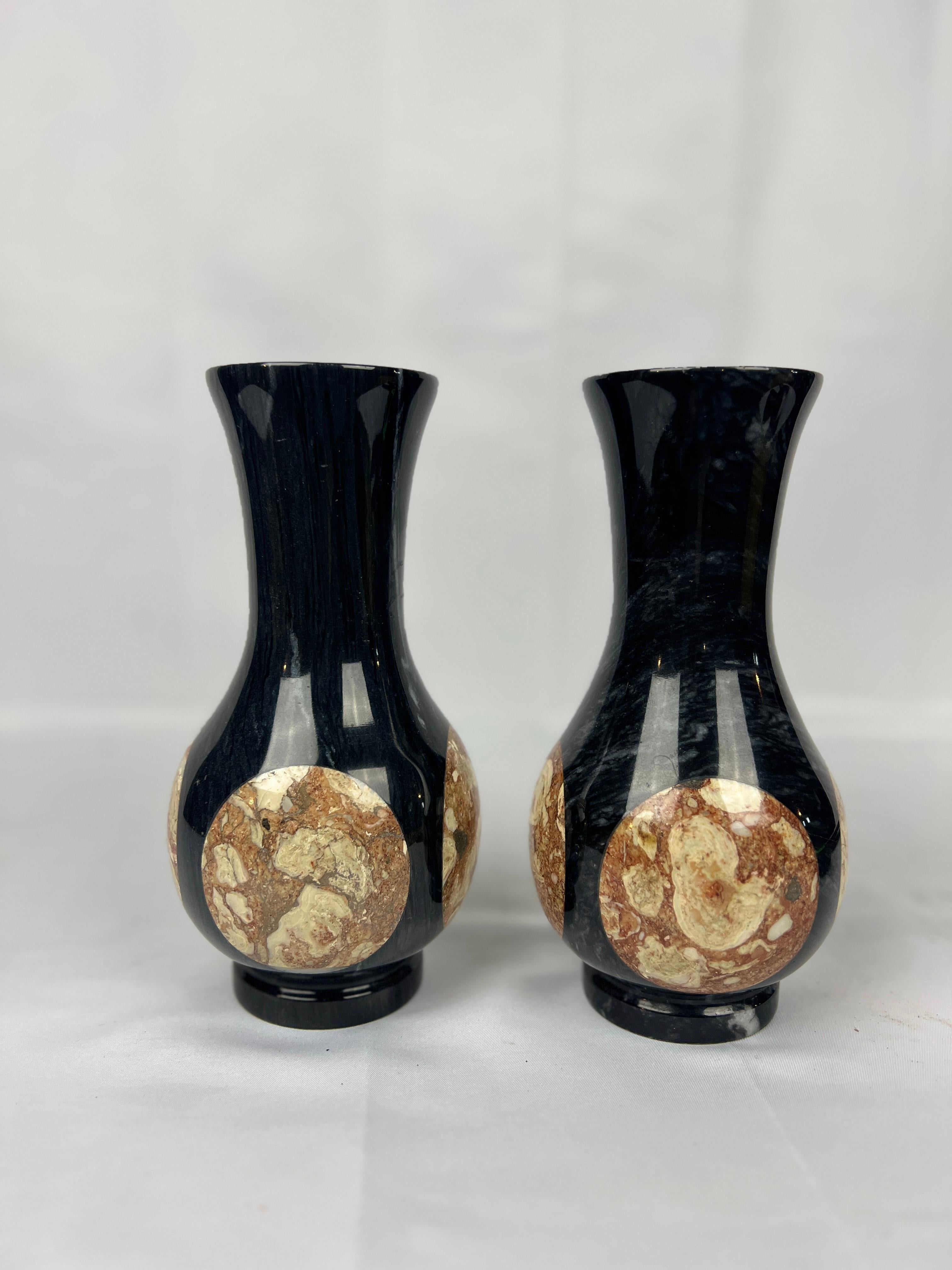 Mid-Century moderno Coppia di vasi d'epoca con inserti in marmo e onice nero in vendita