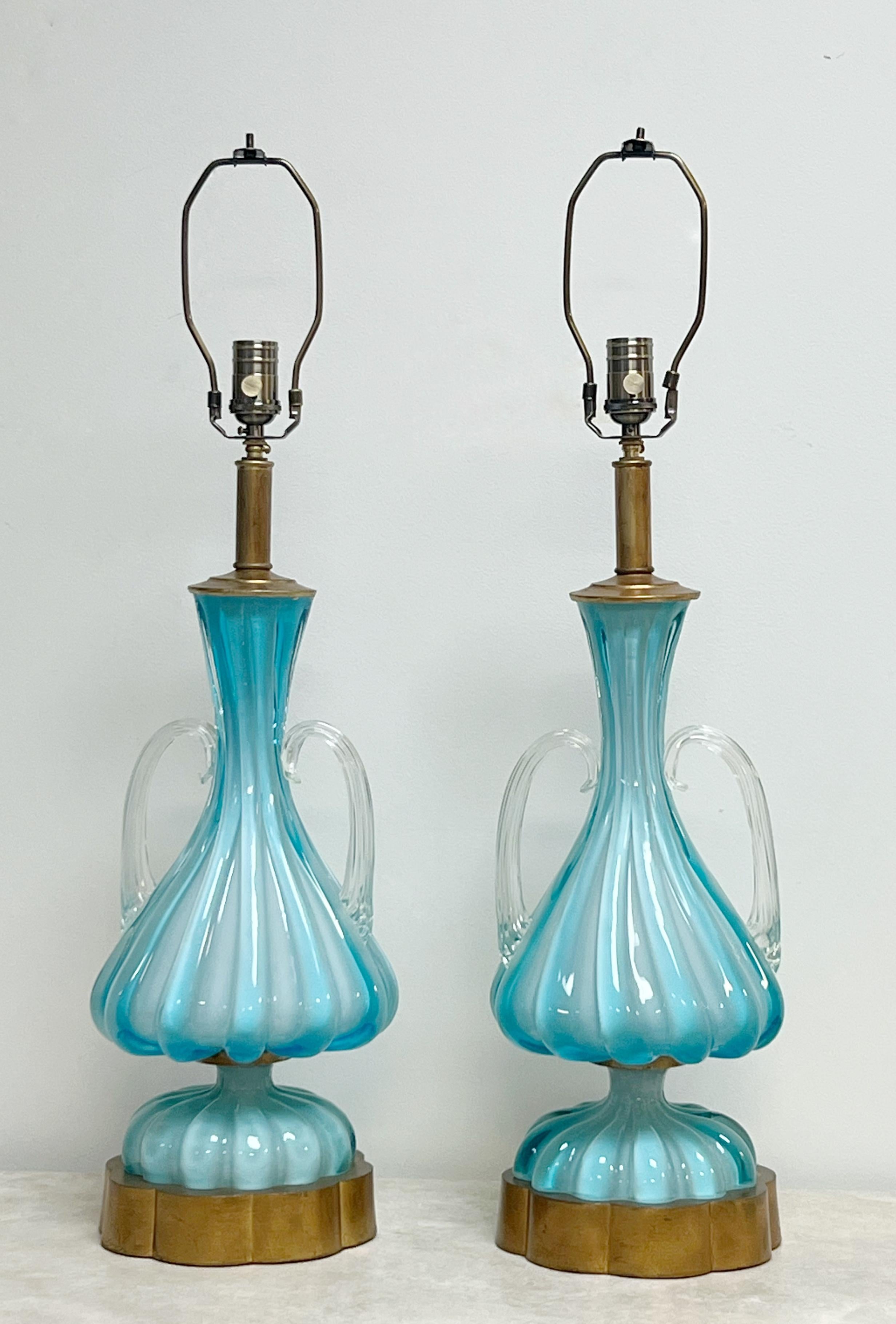 Ein Paar kräftige und schöne Murano-Lampen auf vergoldeten Metallsockeln. Das Glas ist sehr dick und schwer. Originales Blattgoldfinish mit schöner reicher Patina. Neue Verkabelung einschließlich Steckdosen.  Sie müssen beschattet werden. 