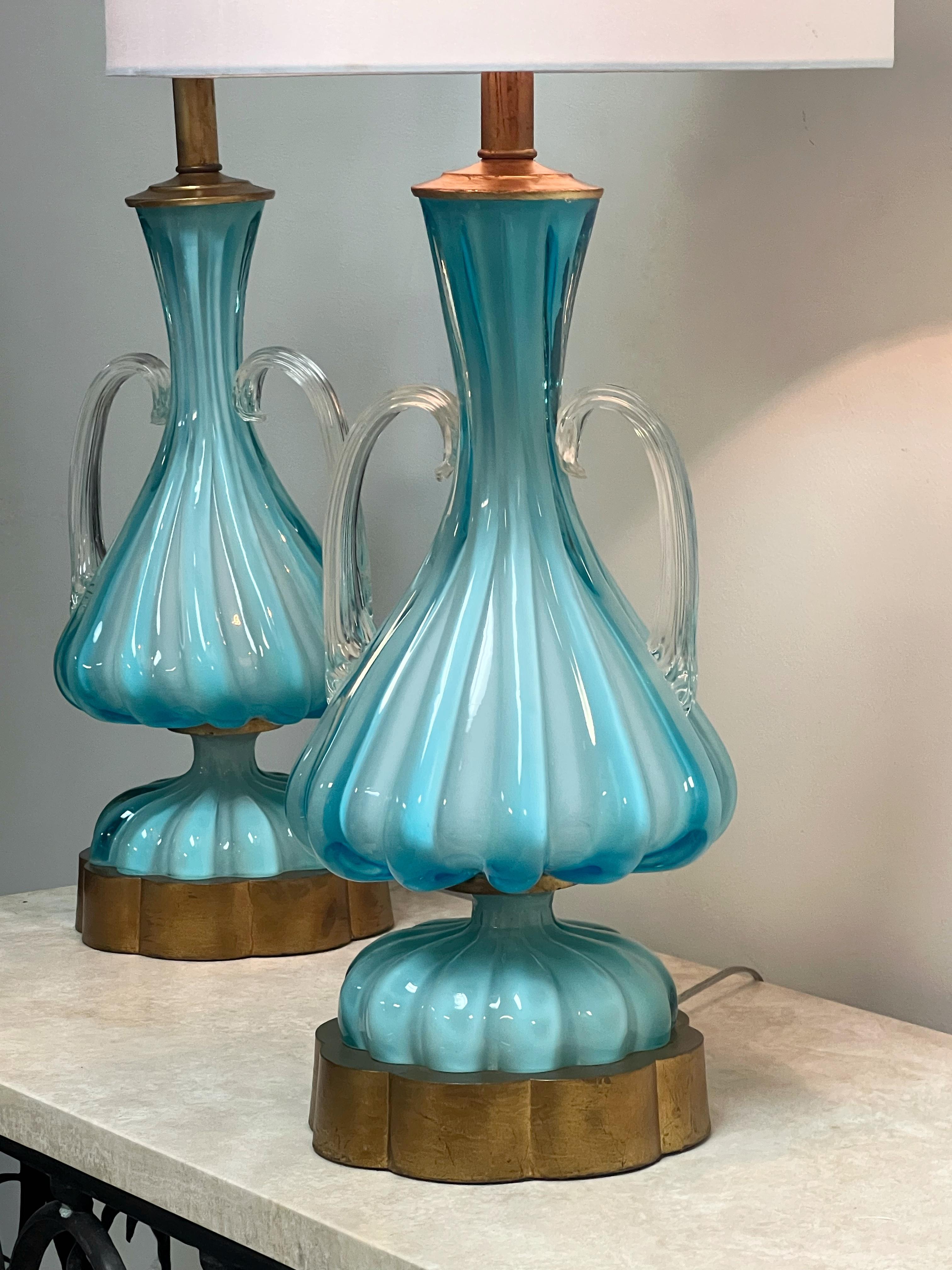 Paar blaue Murano-Lampen mit vergoldeten Sockeln im Vintage-Stil (Mitte des 20. Jahrhunderts) im Angebot