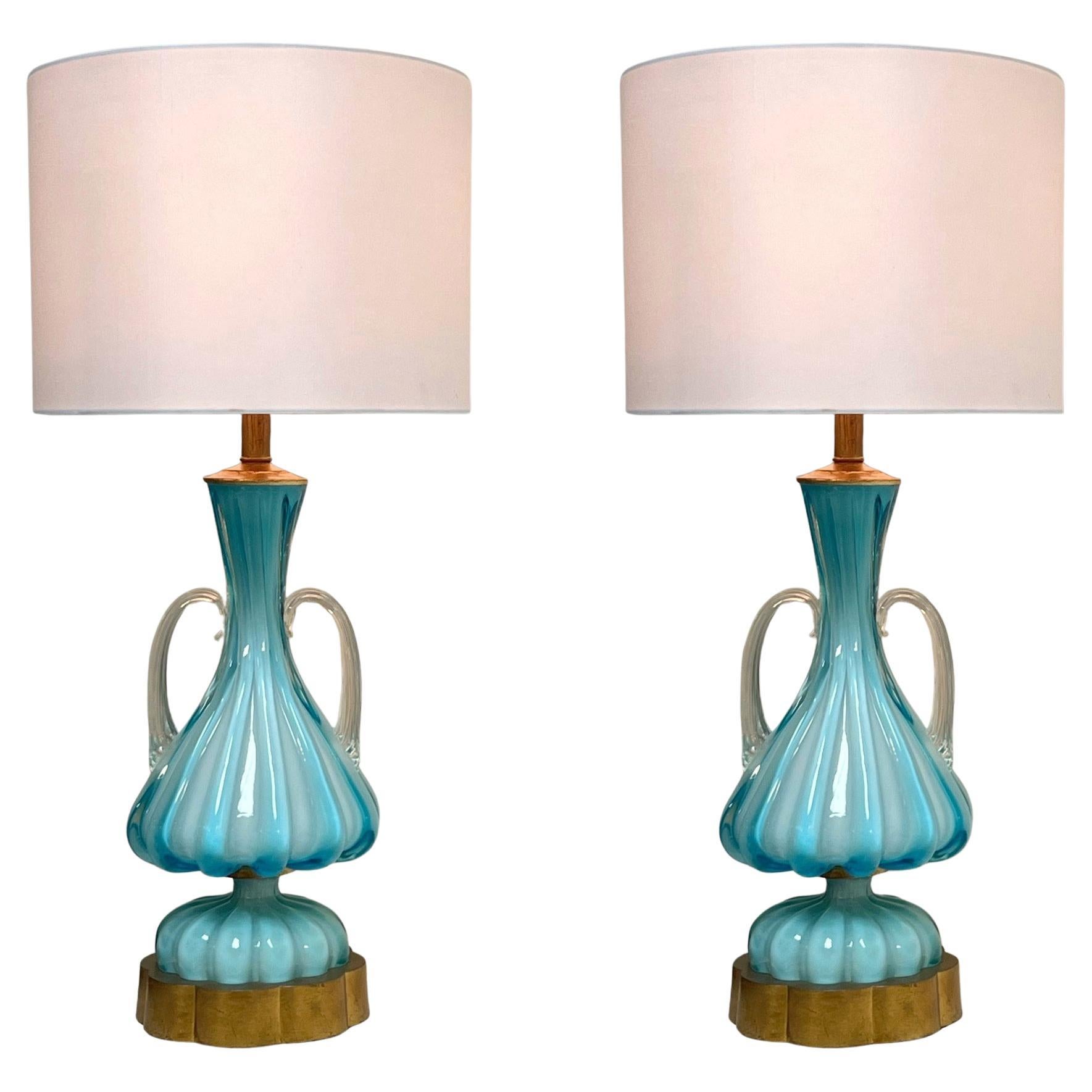 Paire de lampes Murano de grande taille de couleur bleue avec base dorée
