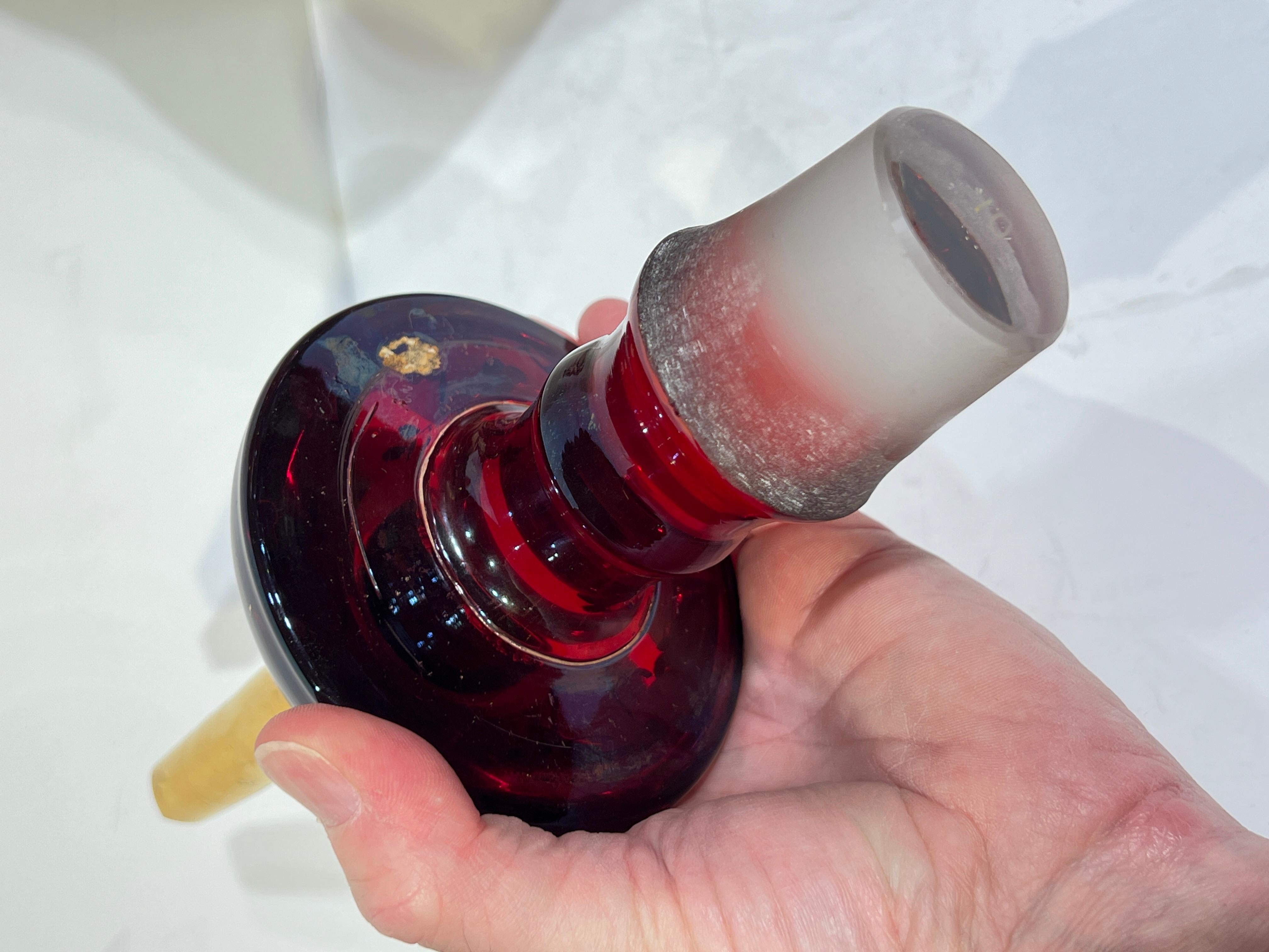 Paire de carafes vintage en verre rouge rubis de Bohème avec des décorations dorées et émaillées, chacune d'une hauteur de 18 3/4 pouces et en bon état.