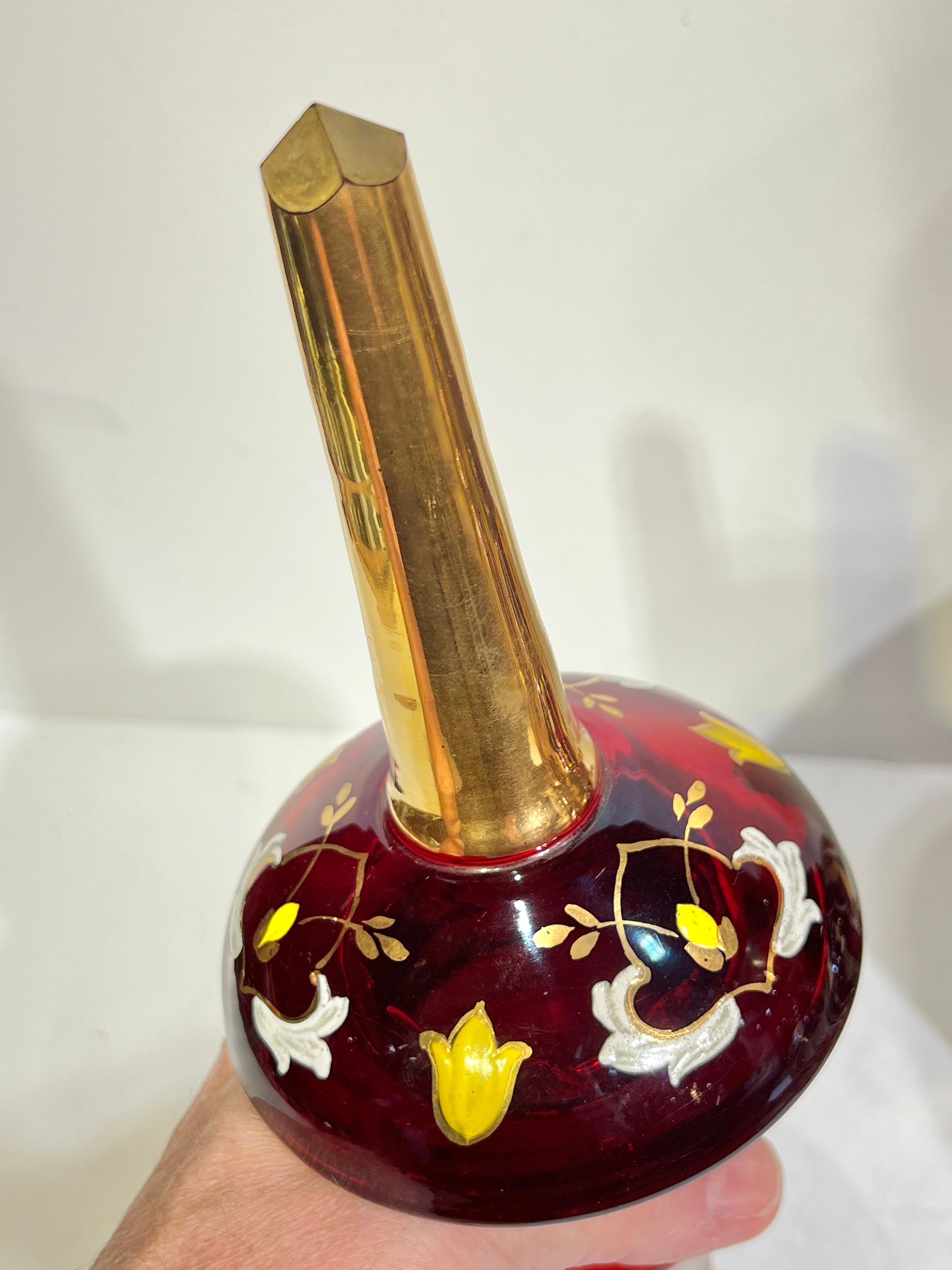 Tchèque Paire de carafes à décanter en verre doré et émaillé rouge rubis de Bohême en vente