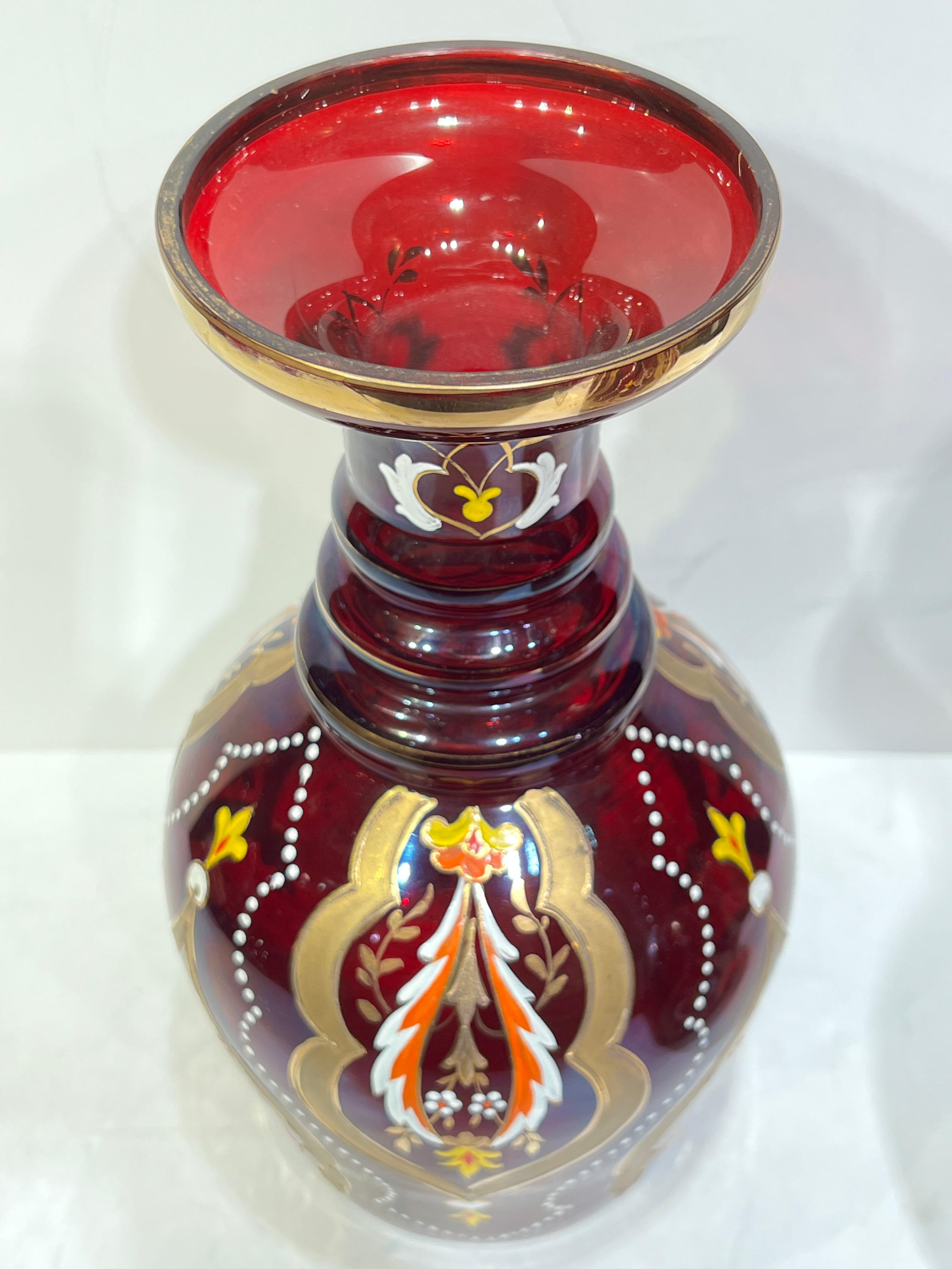 Émaillé Paire de carafes à décanter en verre doré et émaillé rouge rubis de Bohême en vente