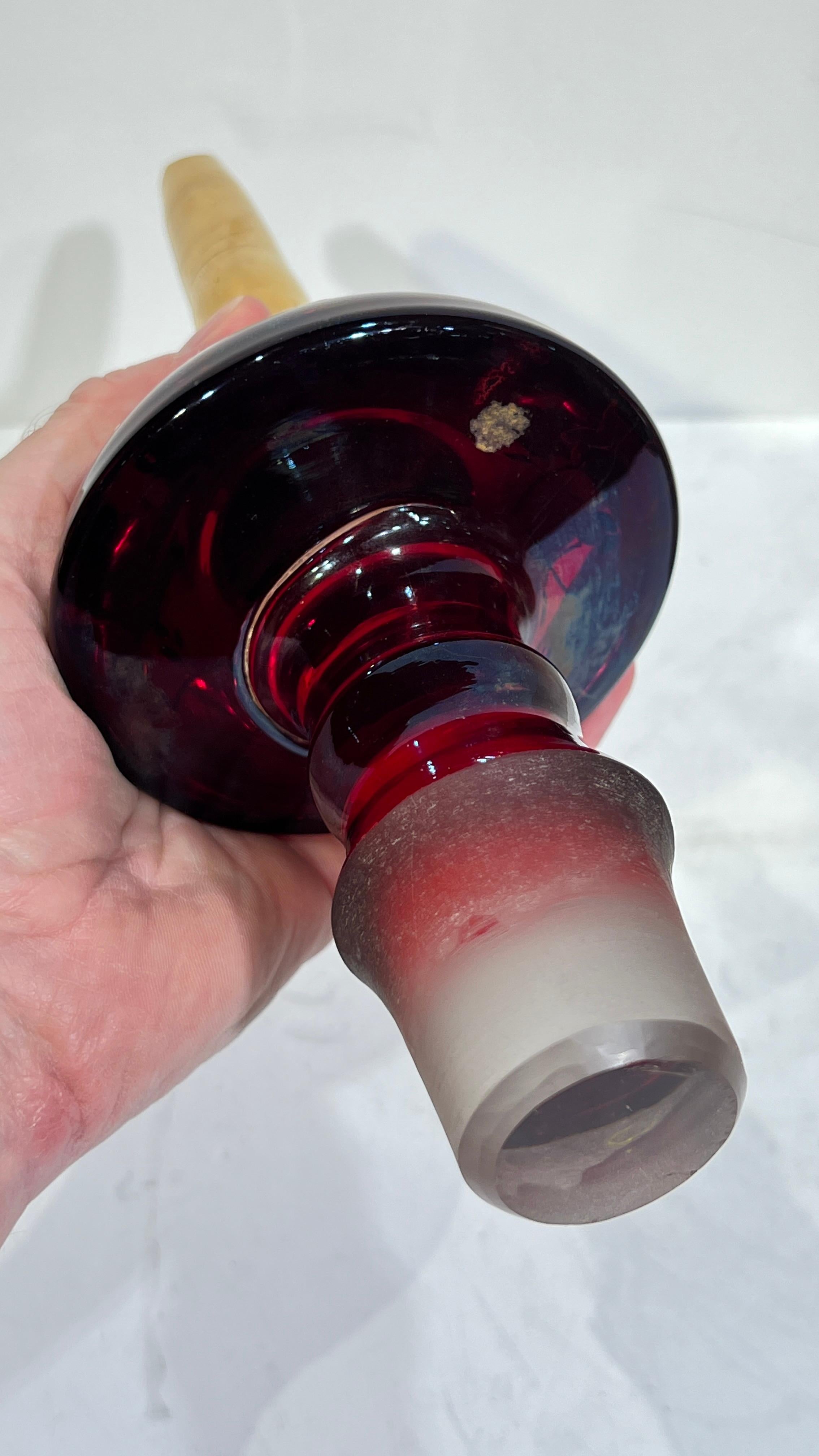 Verre Paire de carafes à décanter en verre doré et émaillé rouge rubis de Bohême en vente
