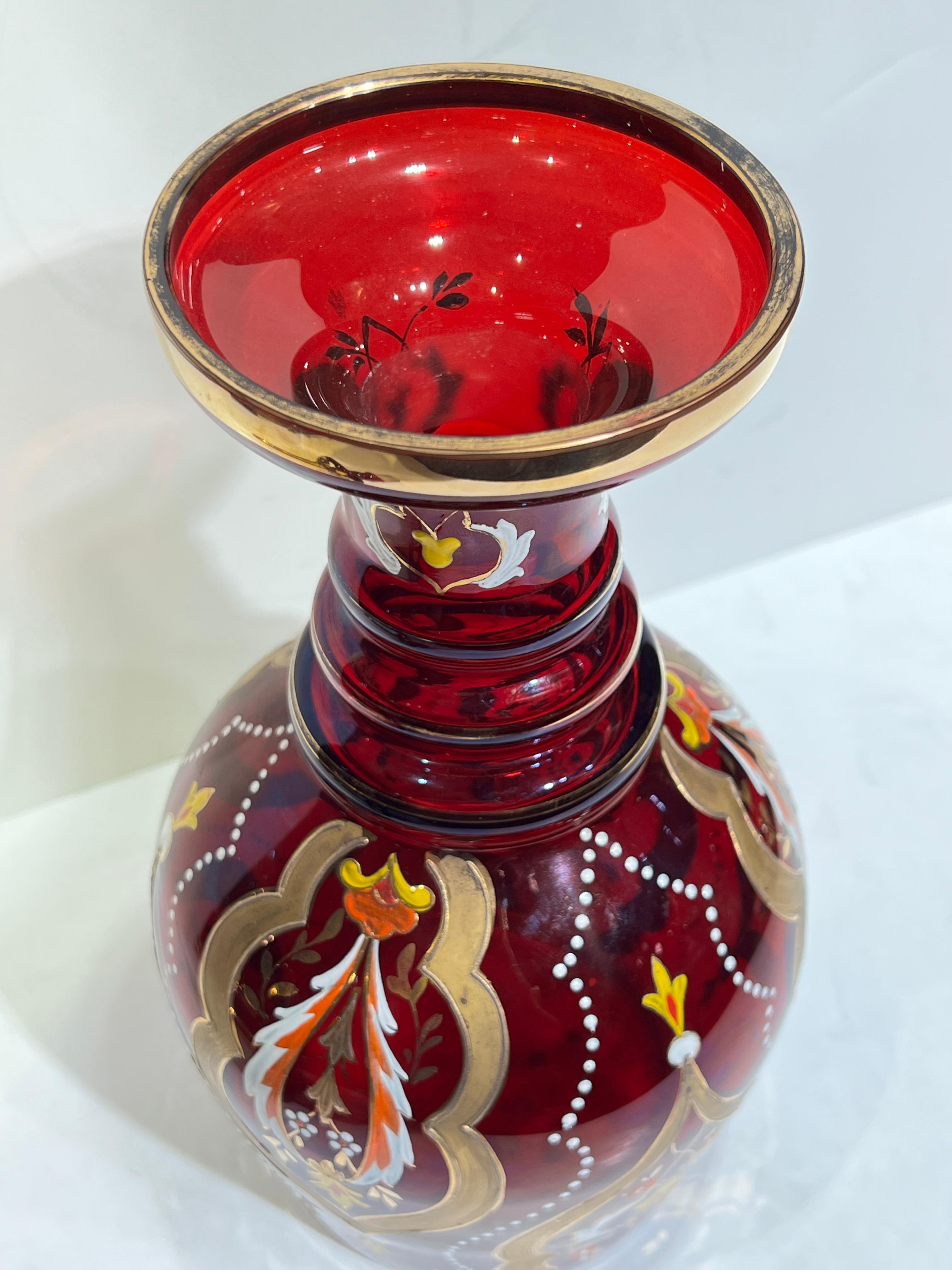 Paire de carafes à décanter en verre doré et émaillé rouge rubis de Bohême en vente 2