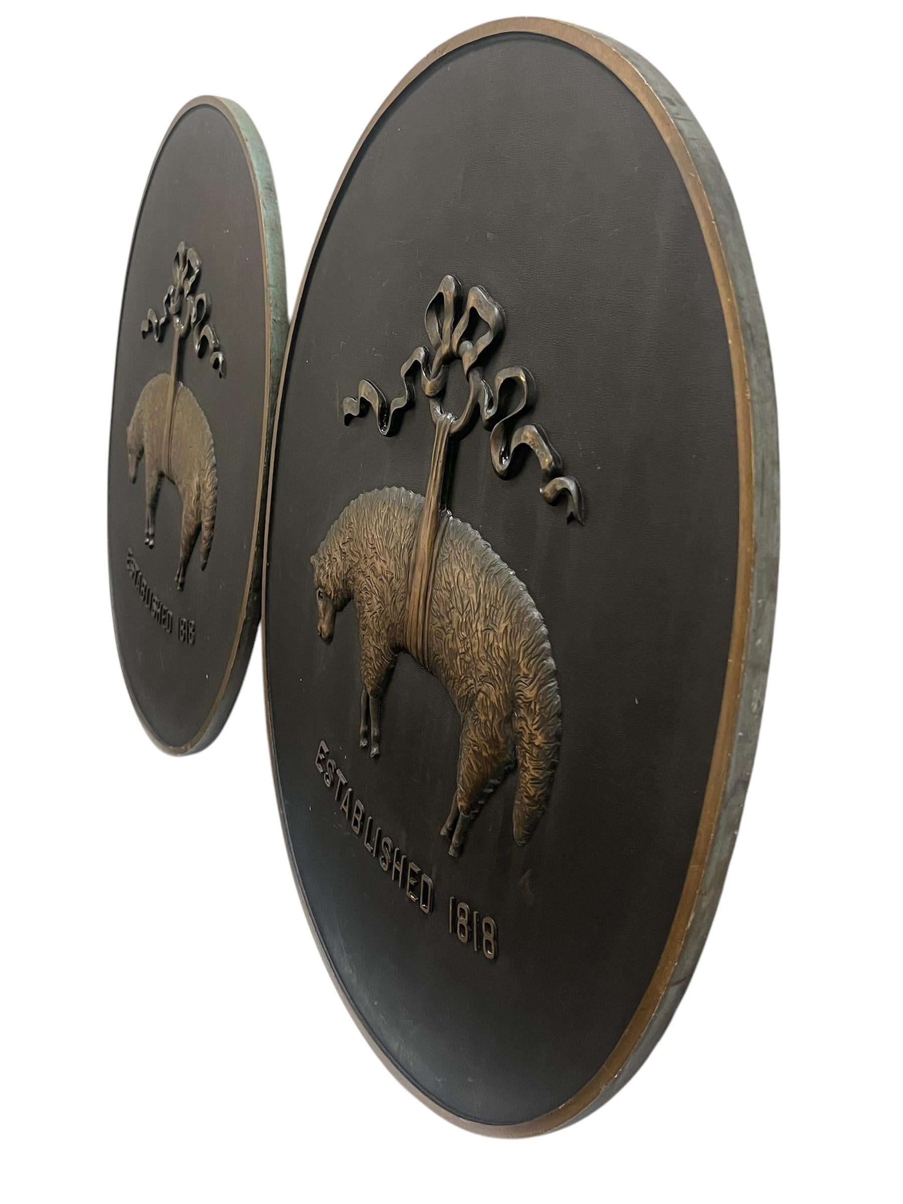 Paire de plaques de construction vintage Brooks Brothers « Golden Fleece » en bronze Bon état - En vente à New York, NY