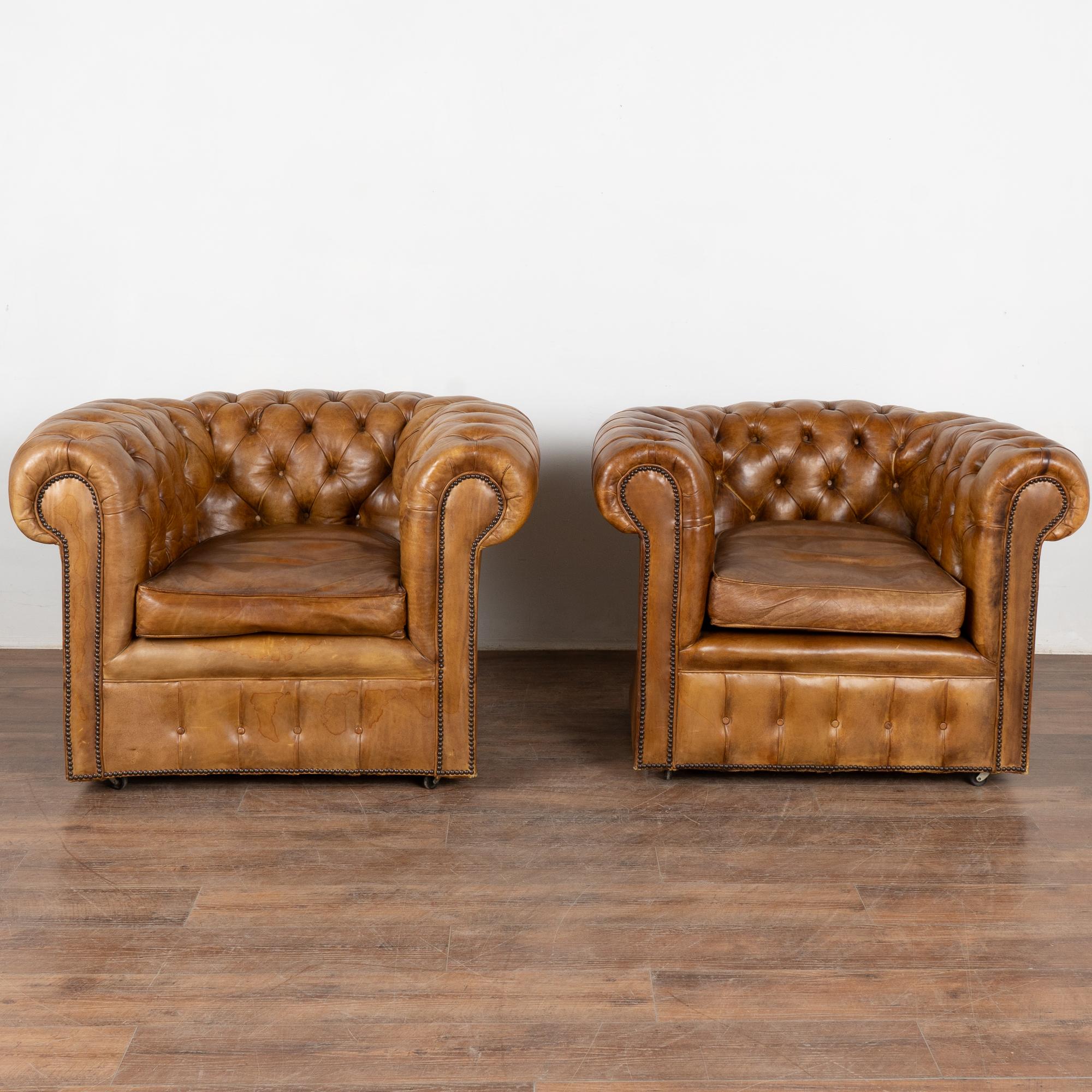 Paar, Vintage Chesterfield Club Chairs aus braunem Leder, England ca. 1960-80 (Englisch) im Angebot