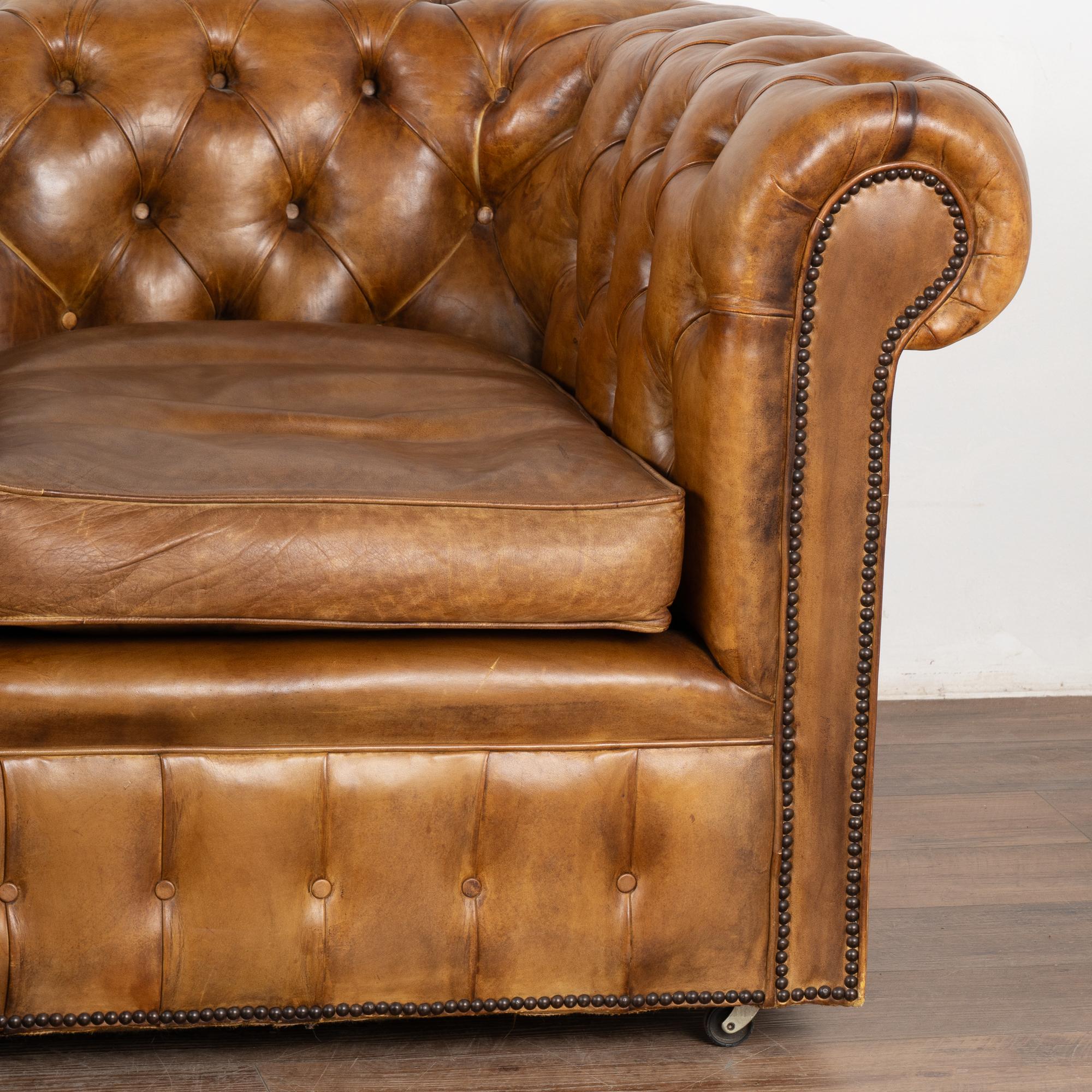 Paar, Vintage Chesterfield Club Chairs aus braunem Leder, England ca. 1960-80 im Angebot 1
