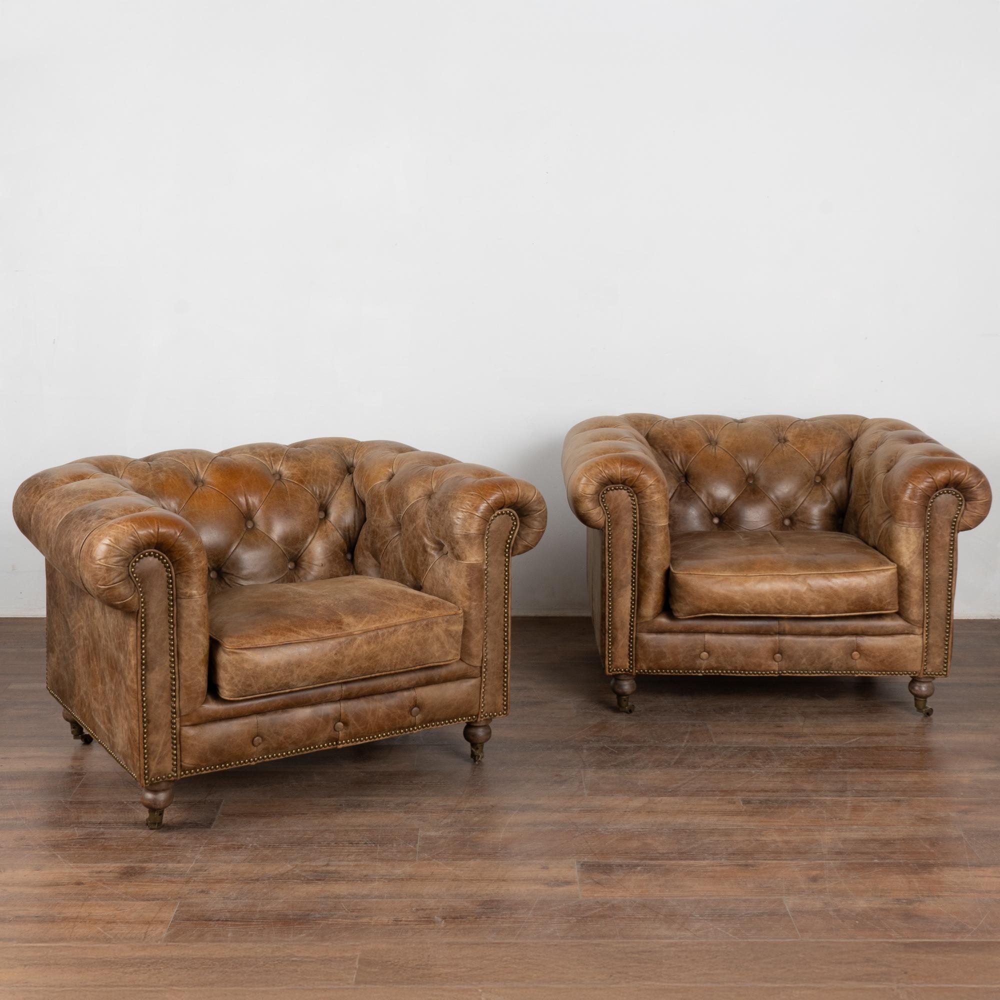 Anglais Paire de fauteuils club Chesterfield vintage en cuir Brown d'Angleterre, circa 1960-80 en vente