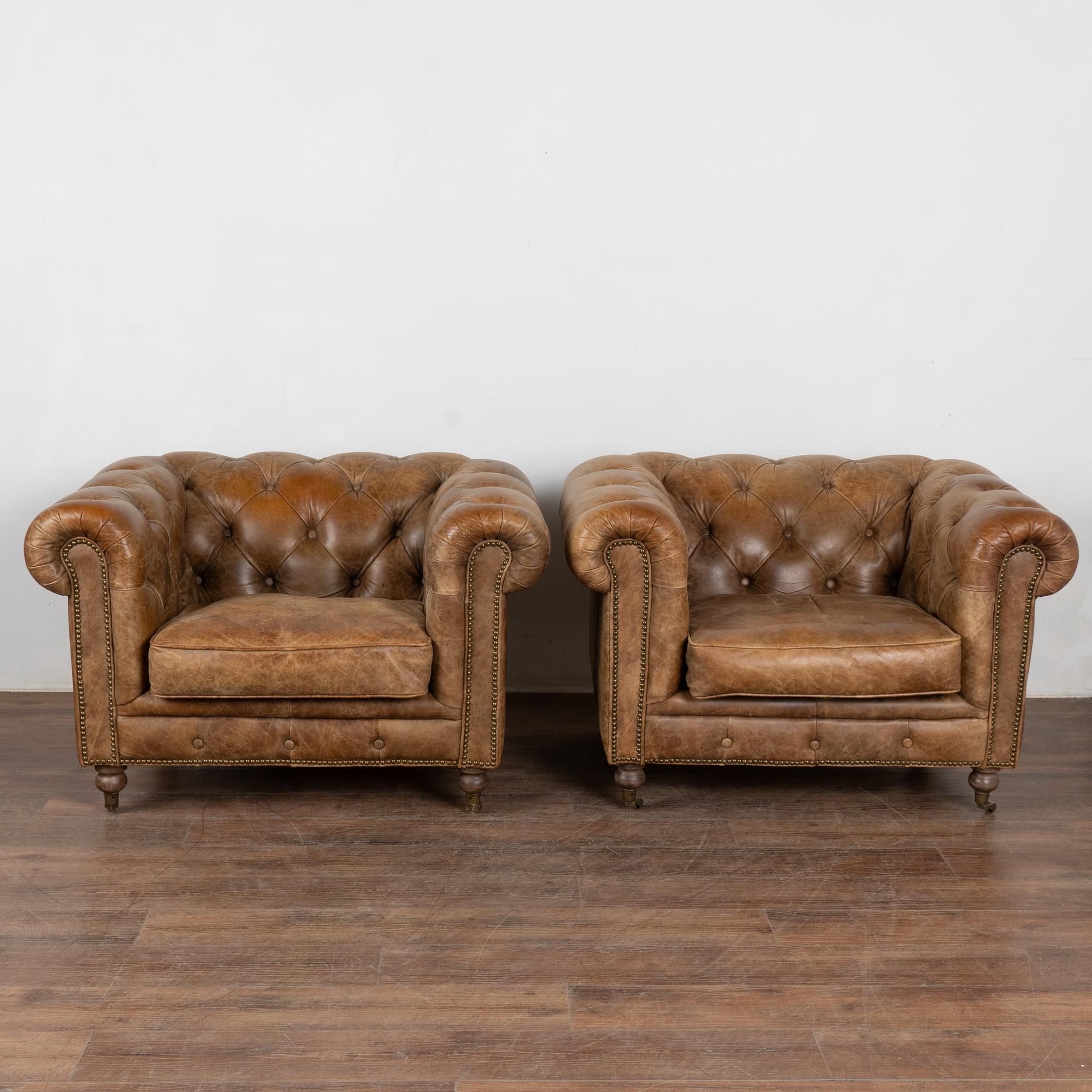Paire de fauteuils club Chesterfield vintage en cuir Brown d'Angleterre, circa 1960-80 Bon état - En vente à Round Top, TX