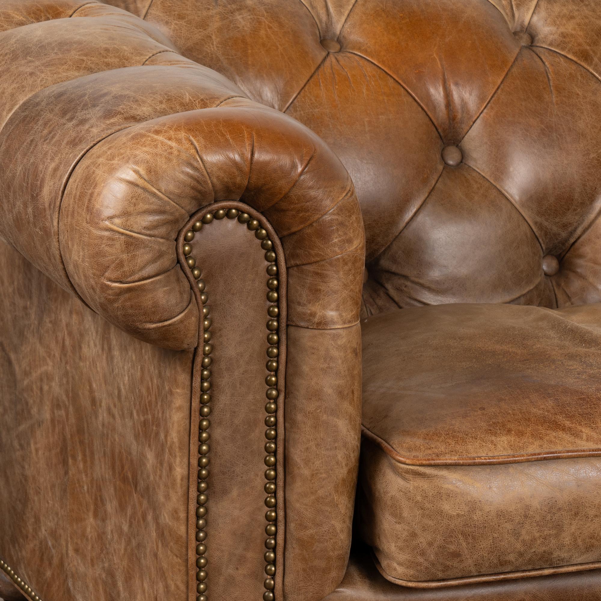 20ième siècle Paire de fauteuils club Chesterfield vintage en cuir Brown d'Angleterre, circa 1960-80 en vente