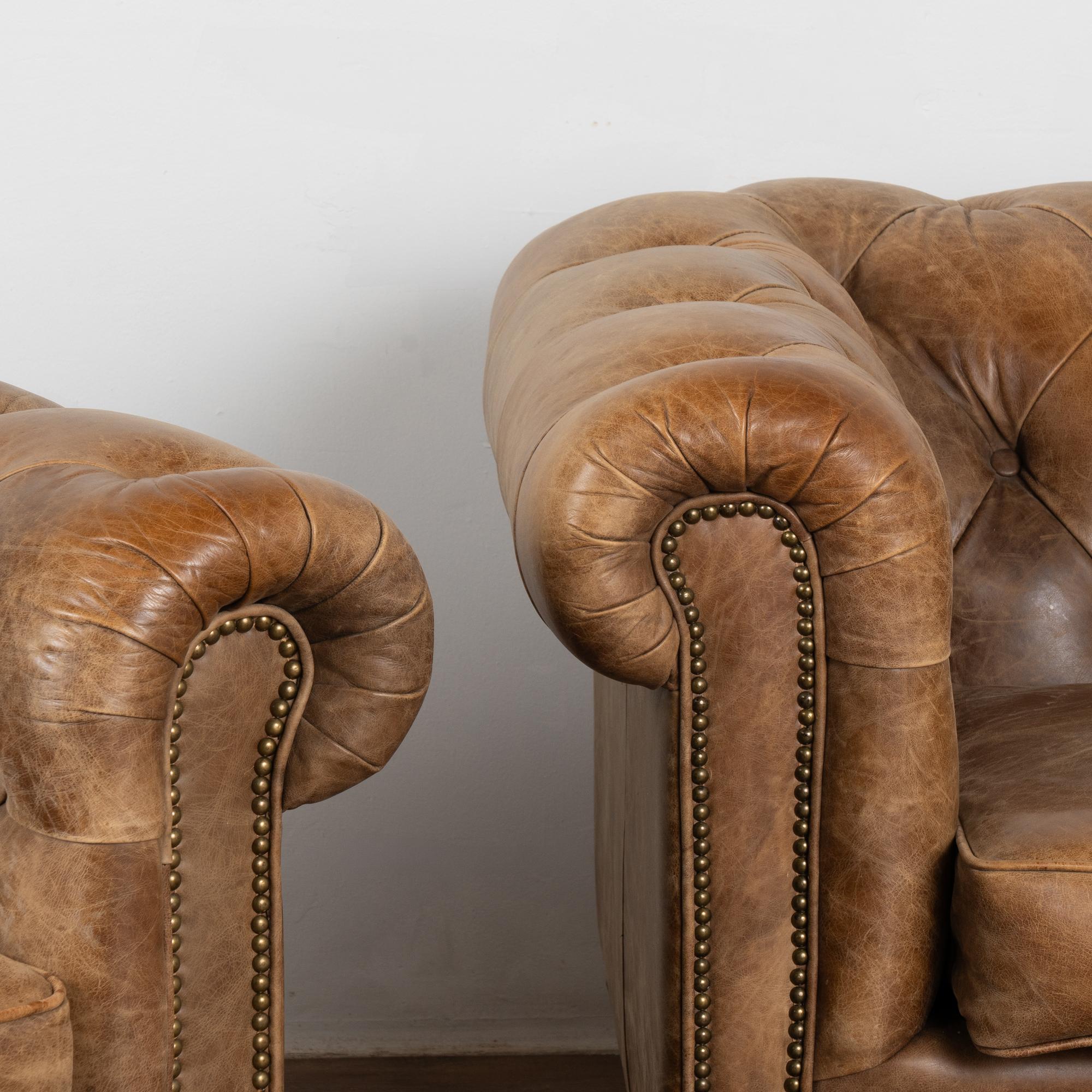 Cuir Paire de fauteuils club Chesterfield vintage en cuir Brown d'Angleterre, circa 1960-80 en vente