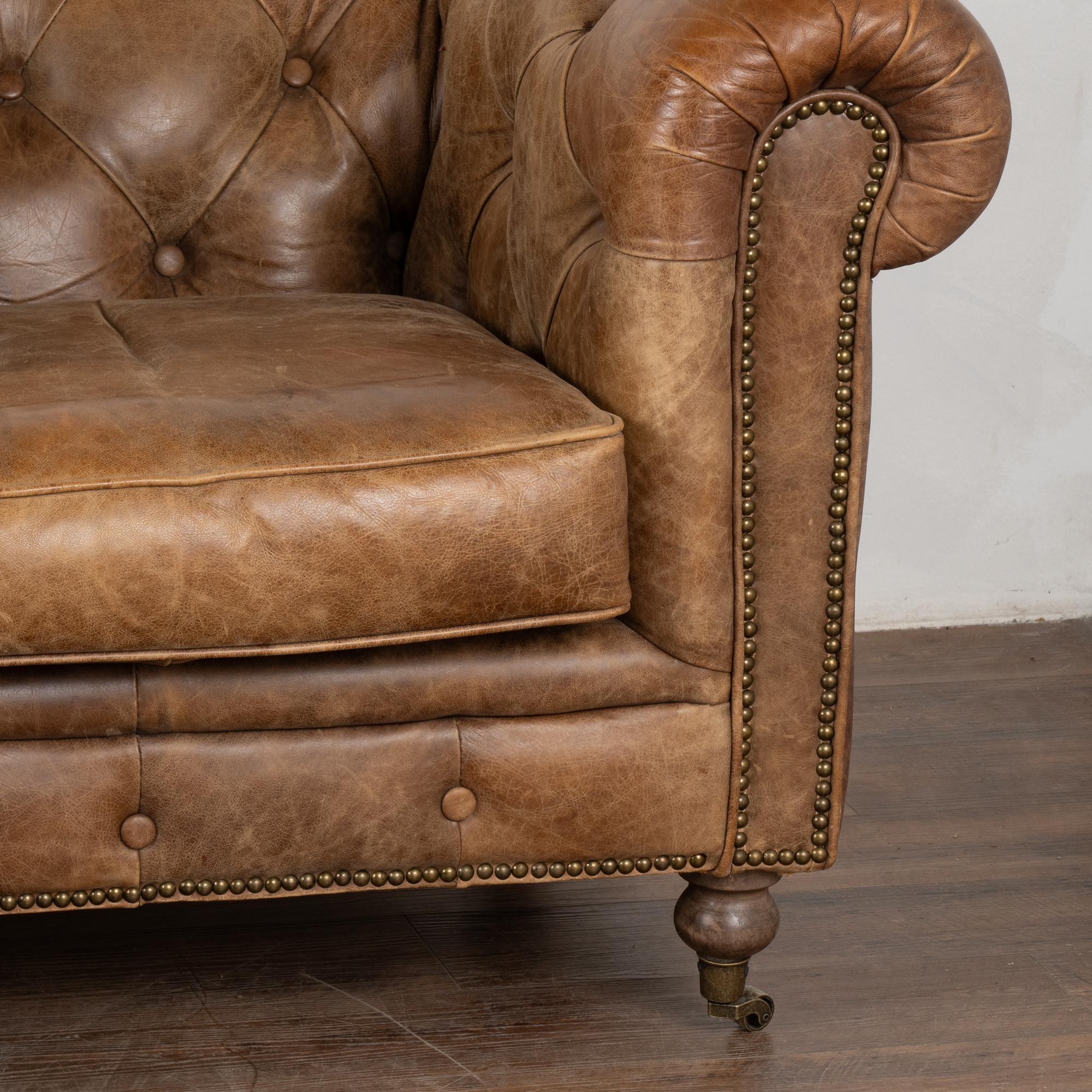 Paire de fauteuils club Chesterfield vintage en cuir Brown d'Angleterre, circa 1960-80 en vente 3