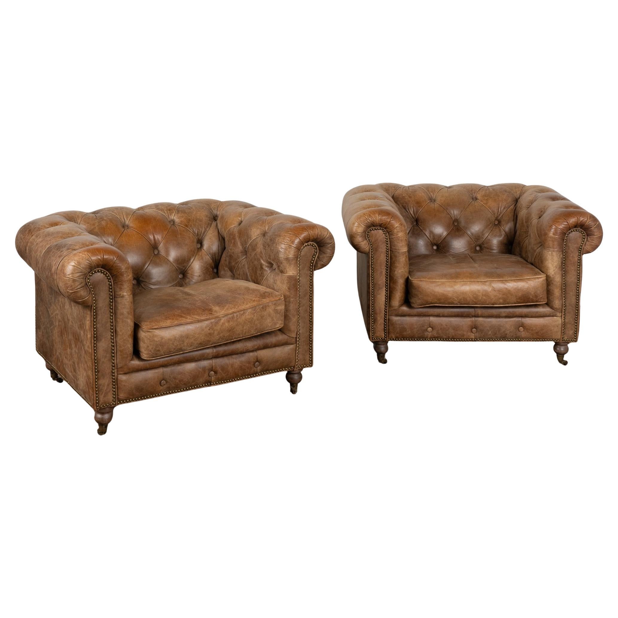 Ein Paar Chesterfield-Clubsessel aus braunem Leder aus England, ca. 1960-80
