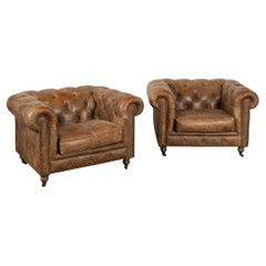 Ein Paar Chesterfield-Clubsessel aus braunem Leder aus England, ca. 1960-80