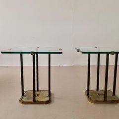 Par de mesitas auxiliares vintage de estilo brutalista, de latón y cristal, modelo T 18, de Peter Ghyczy