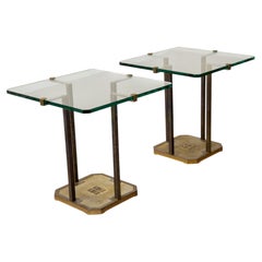 Par de mesitas auxiliares vintage de estilo brutalista, de latón y cristal, modelo T 18, de Peter Ghyczy