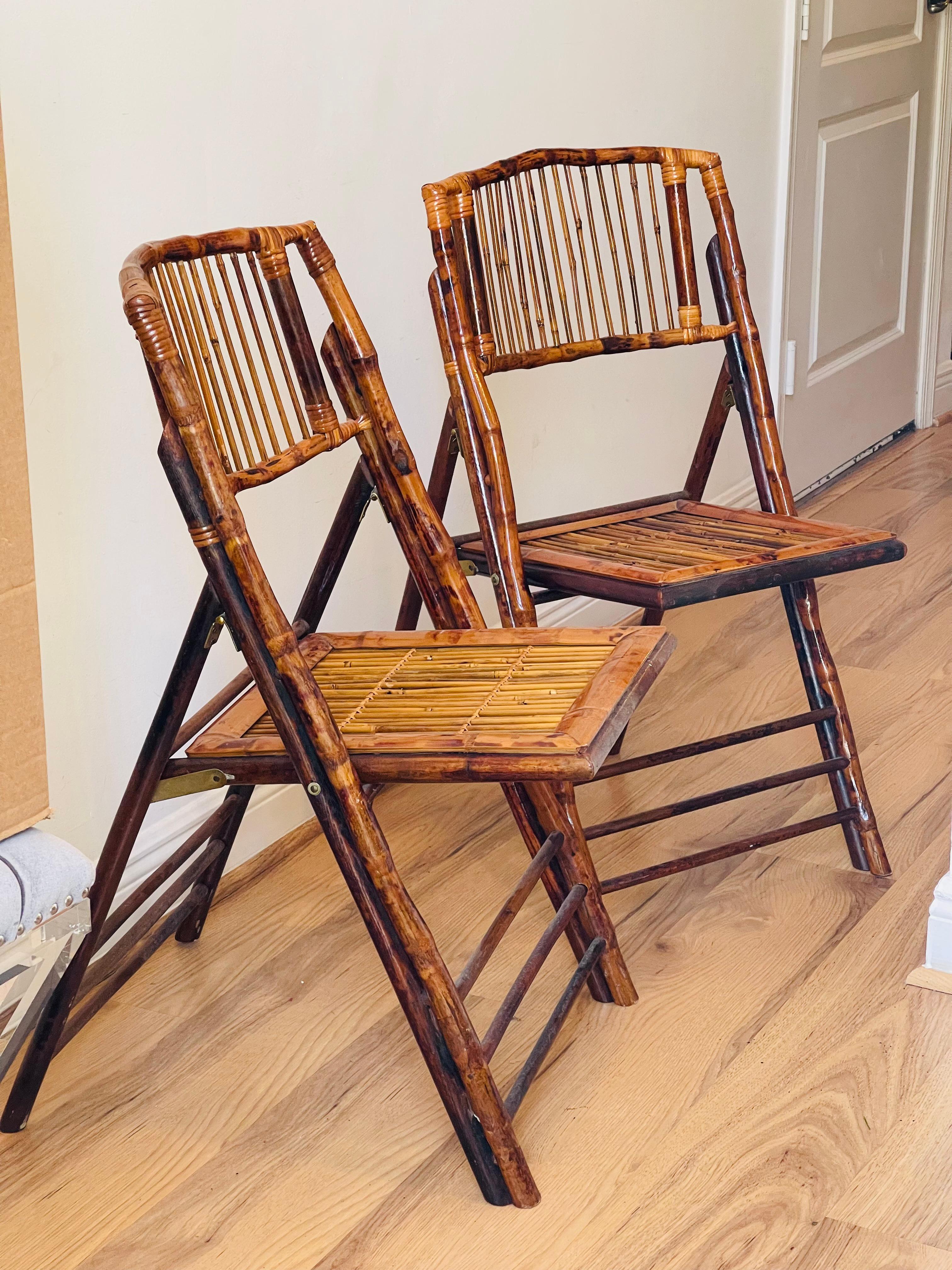 Pareja de sillas plegables vintage de bambú de campaña con remates de carey.