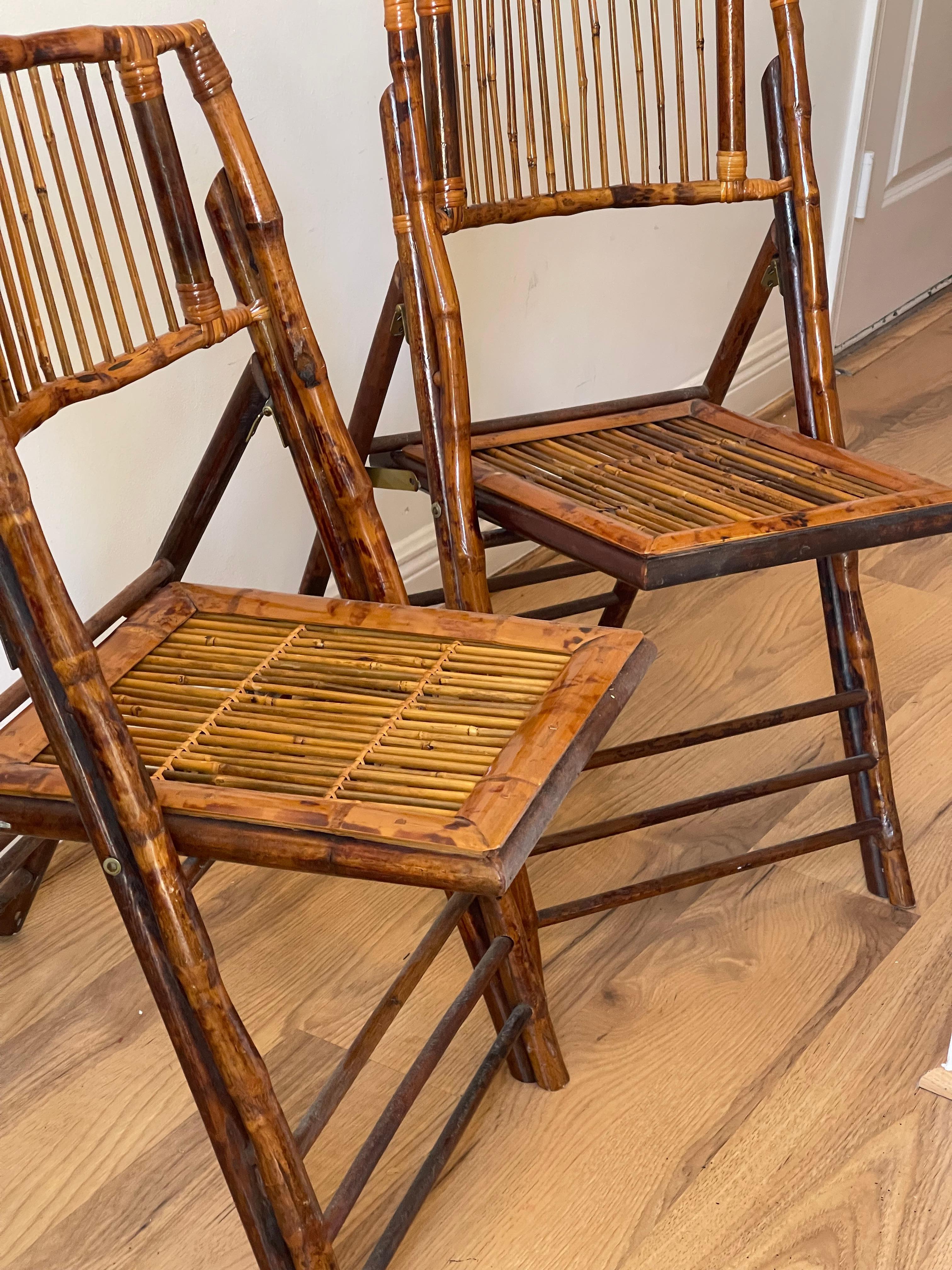 Pareja de sillas plegables Vintage Campaign de bambú y carey Colonial británico en venta
