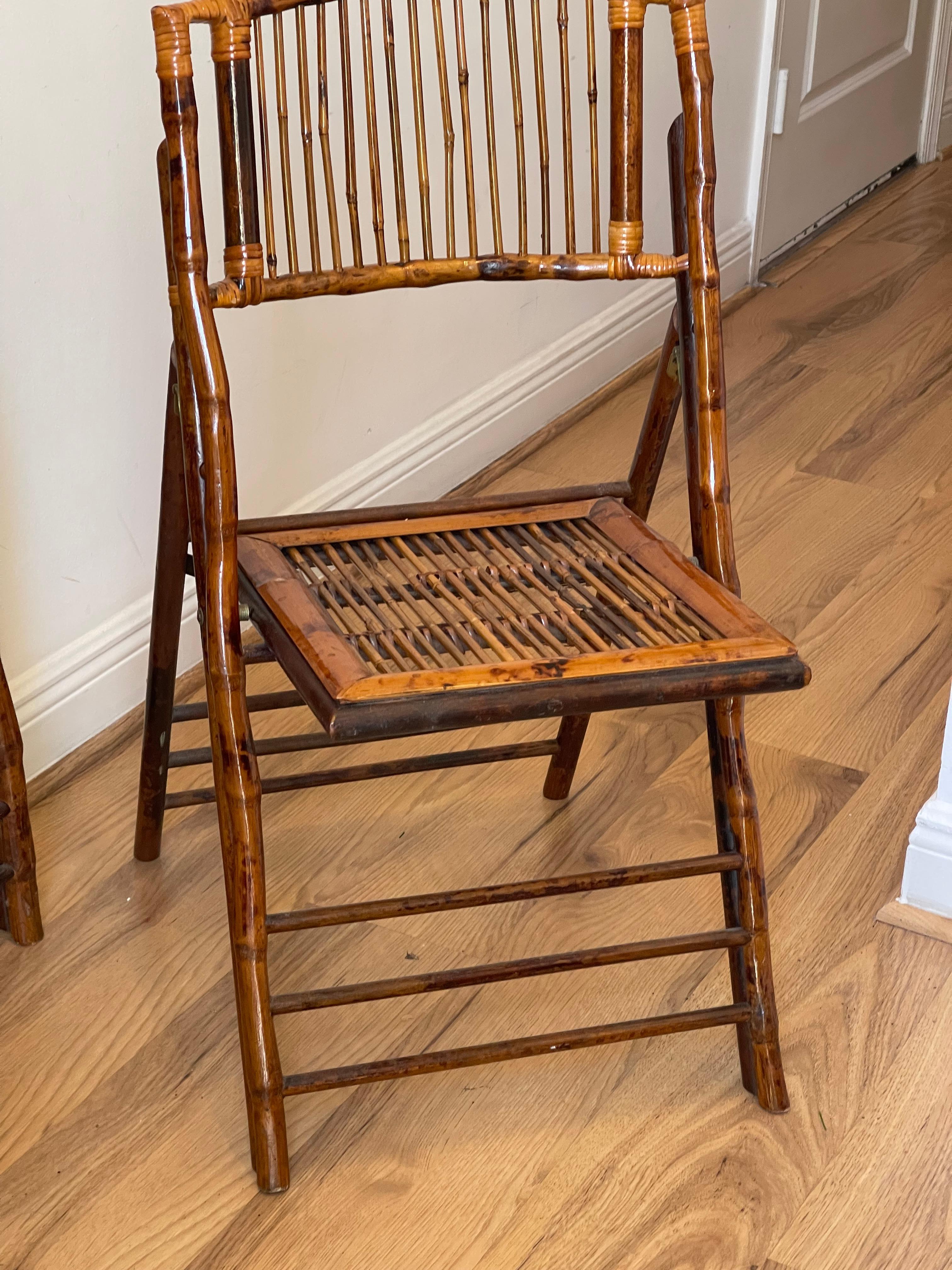Pareja de sillas plegables Vintage Campaign de bambú y carey Estadounidense en venta