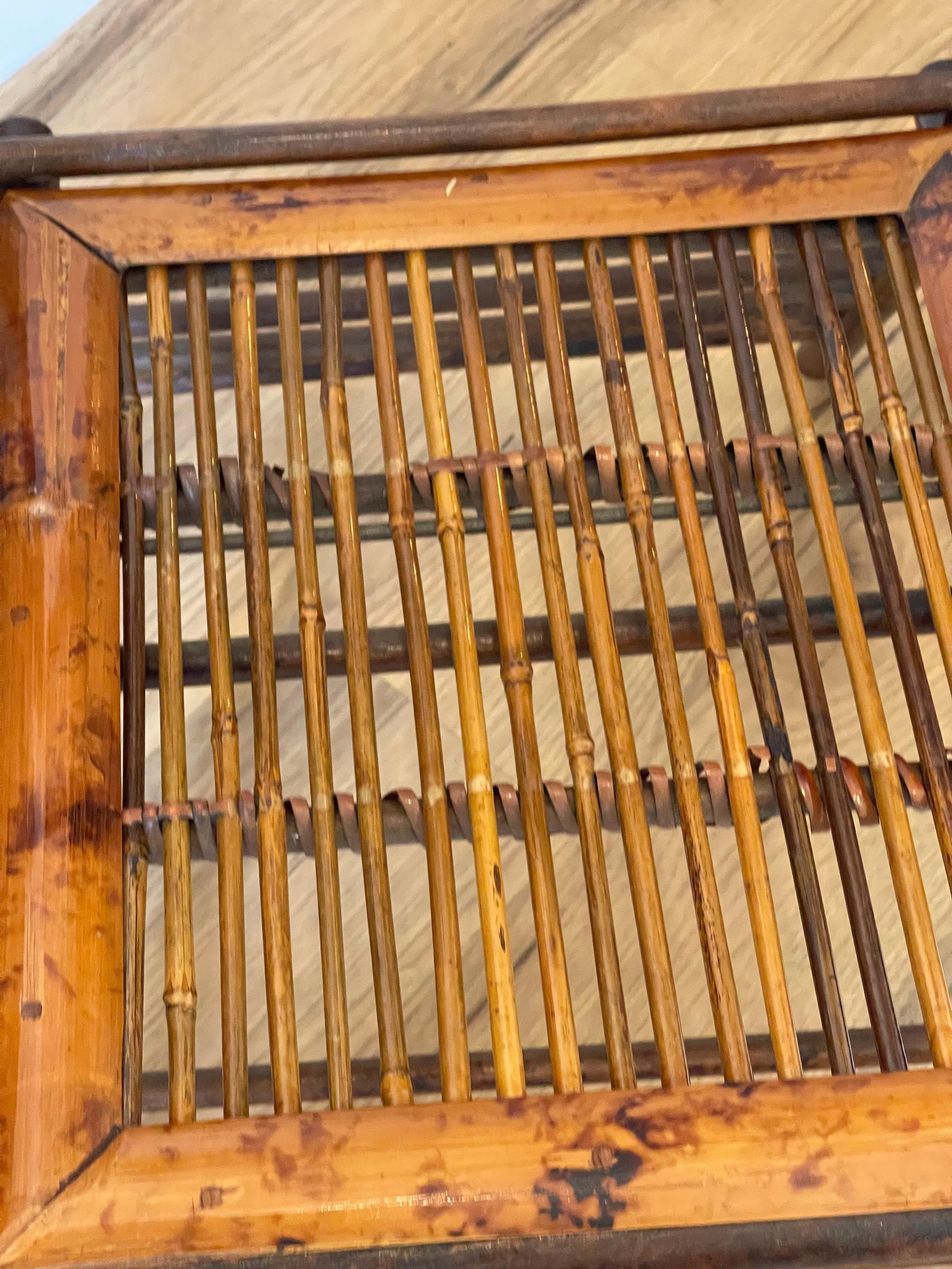 Pareja de sillas plegables Vintage Campaign de bambú y carey en Bueno estado para la venta en Boca Raton, FL