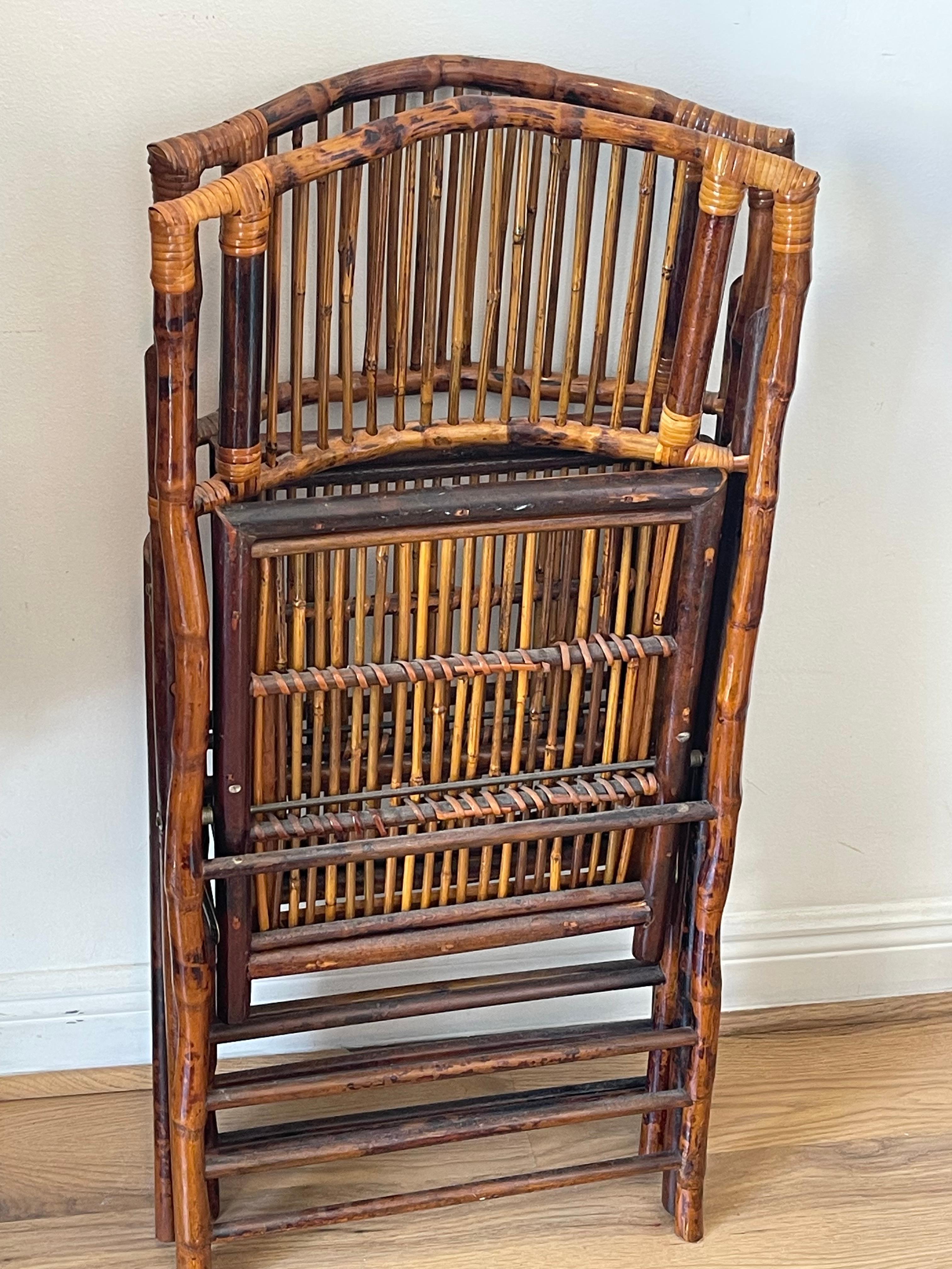 Pareja de sillas plegables Vintage Campaign de bambú y carey mediados del siglo XX en venta