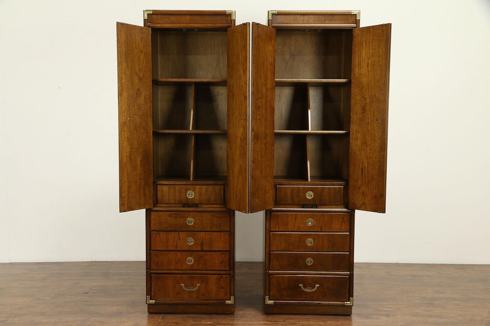 Mid-Century Modern Paire d'armoires vintage de style campagne Drexel Accolade II en vente
