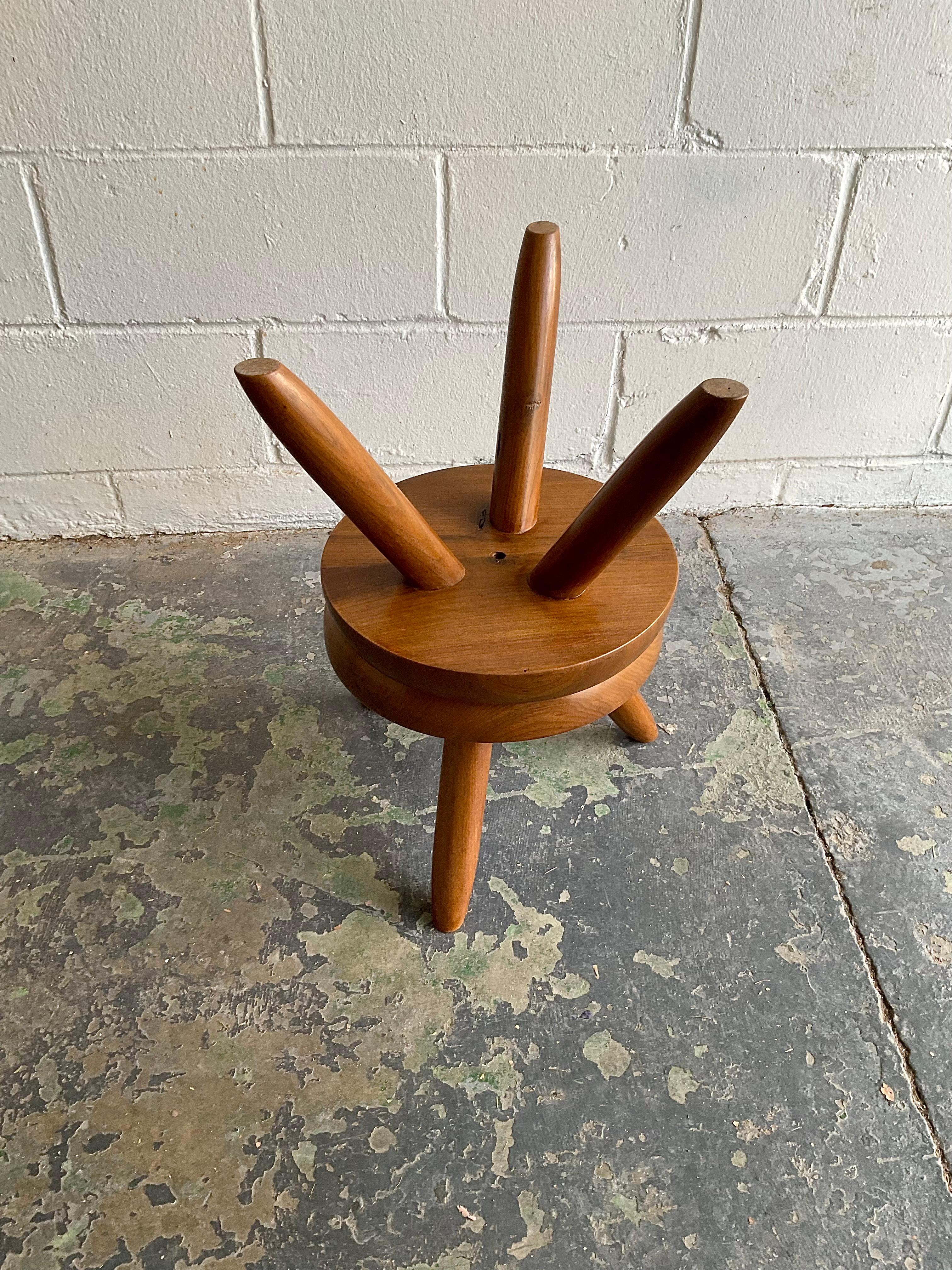 Diese moderne Interpretation von Charlotte Perriand (1903-1999), inspiriert von den rustikalen Pfahlmöbeln der Alpen, wie den einfachen Melkschemeln, ist zu einer Ikone des modernen Designs des 20. Ausgewogene Proportionen, massives Holz und