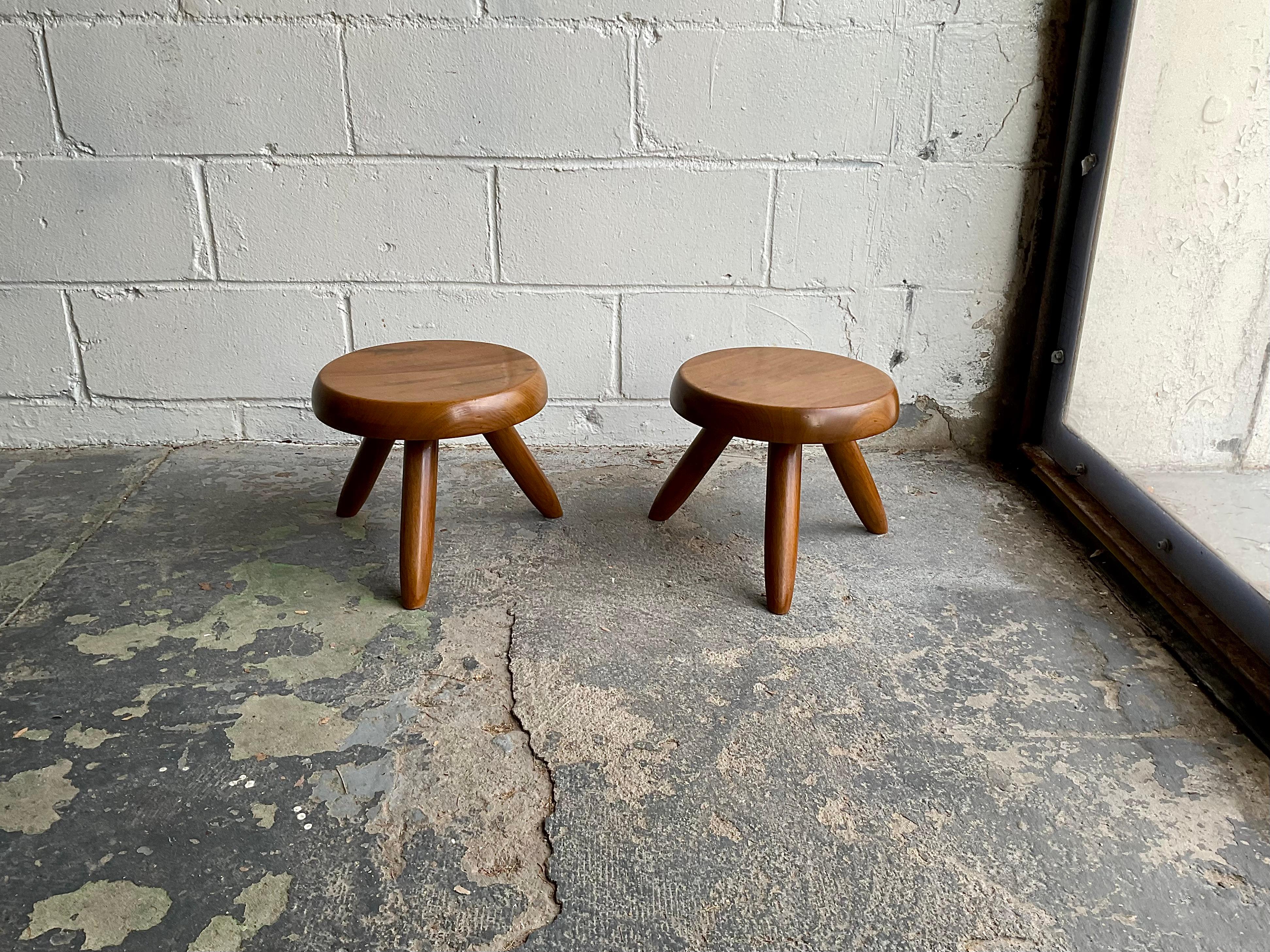 Paar Vintage Charlotte Perriand 'Berger' Niedrige Hocker, 1950er Jahre (Moderne der Mitte des Jahrhunderts)