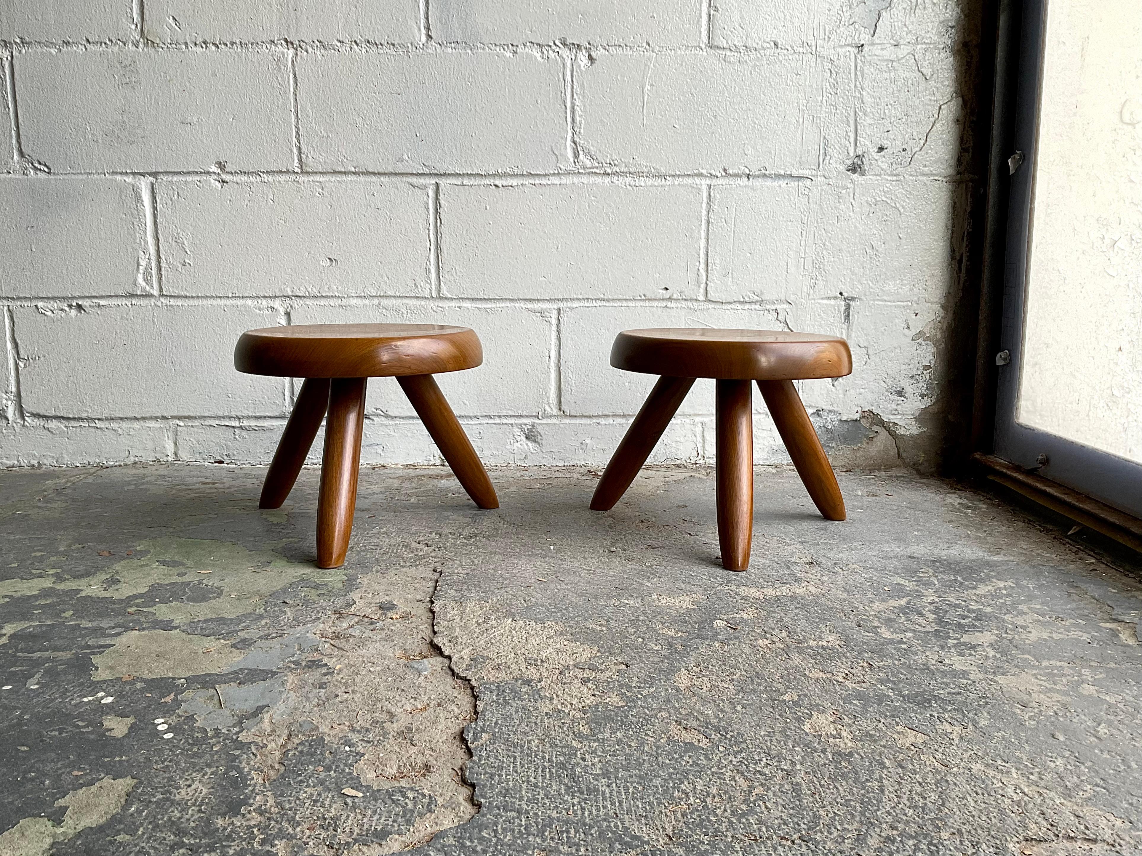 Paar Vintage Charlotte Perriand 'Berger' Niedrige Hocker, 1950er Jahre (Französisch)