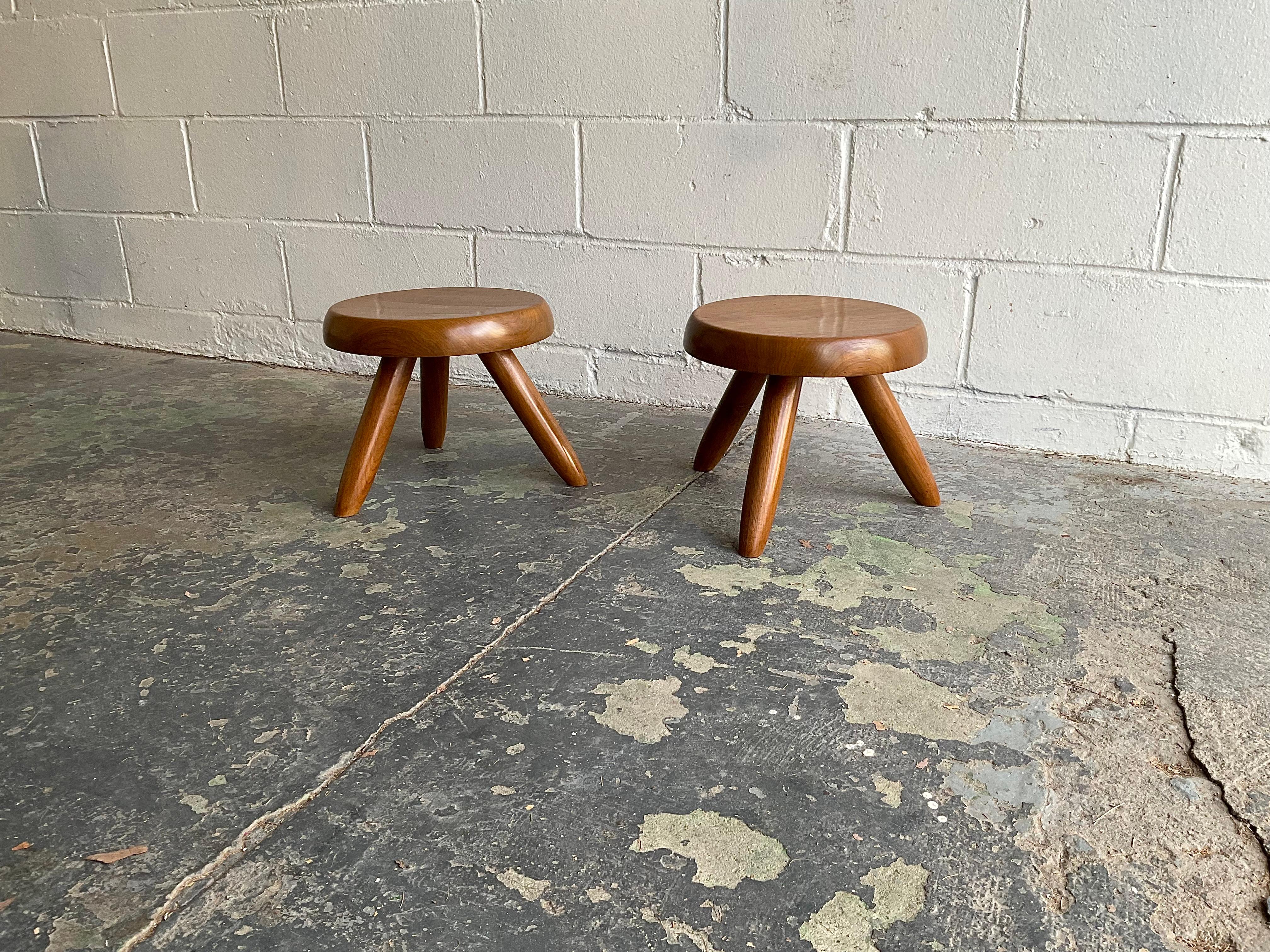 Paar Vintage Charlotte Perriand 'Berger' Niedrige Hocker, 1950er Jahre (Poliert)