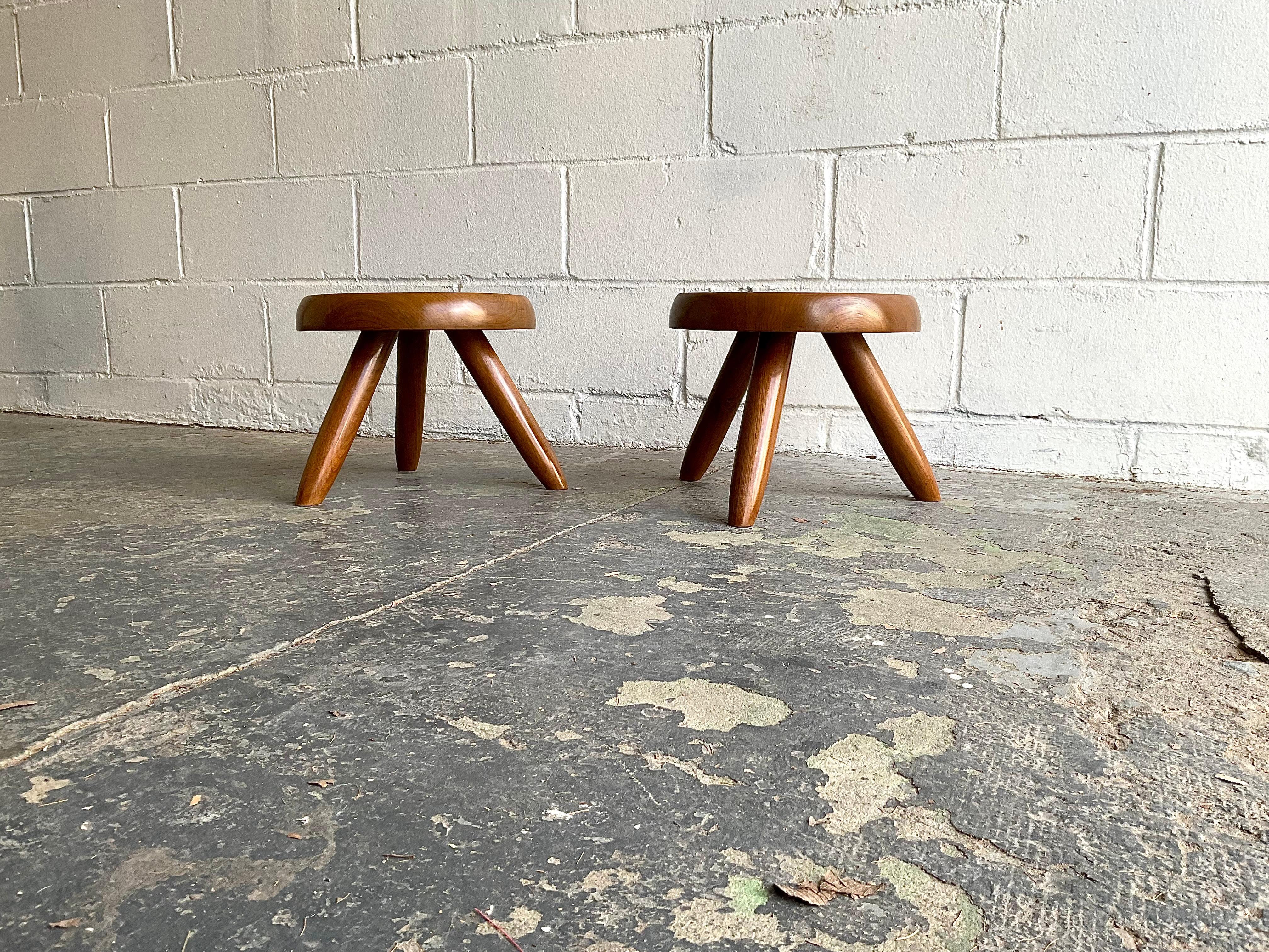 Paar Vintage Charlotte Perriand 'Berger' Niedrige Hocker, 1950er Jahre im Zustand „Gut“ in Brooklyn, NY