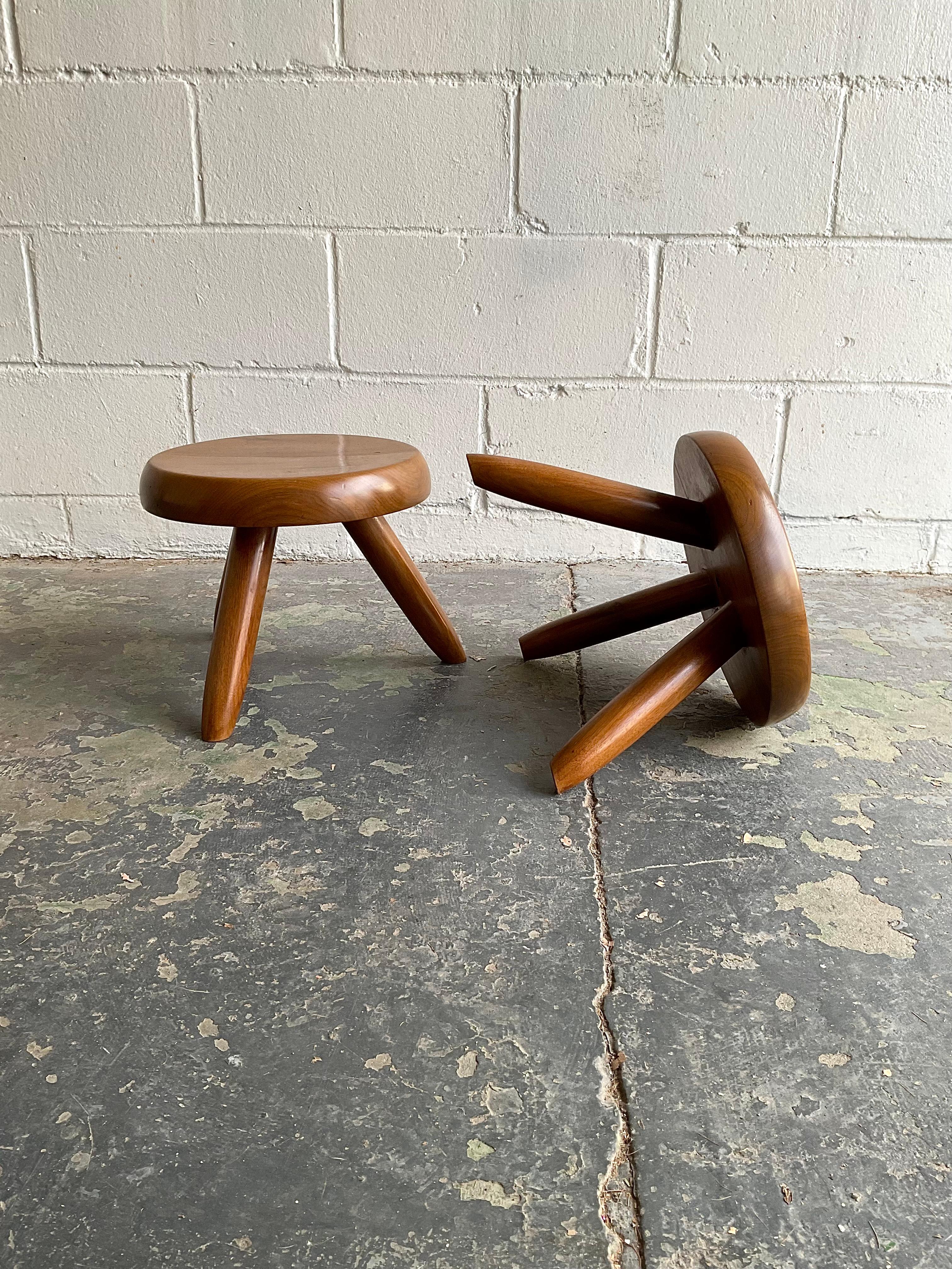 Paar Vintage Charlotte Perriand 'Berger' Niedrige Hocker, 1950er Jahre (Mitte des 20. Jahrhunderts)