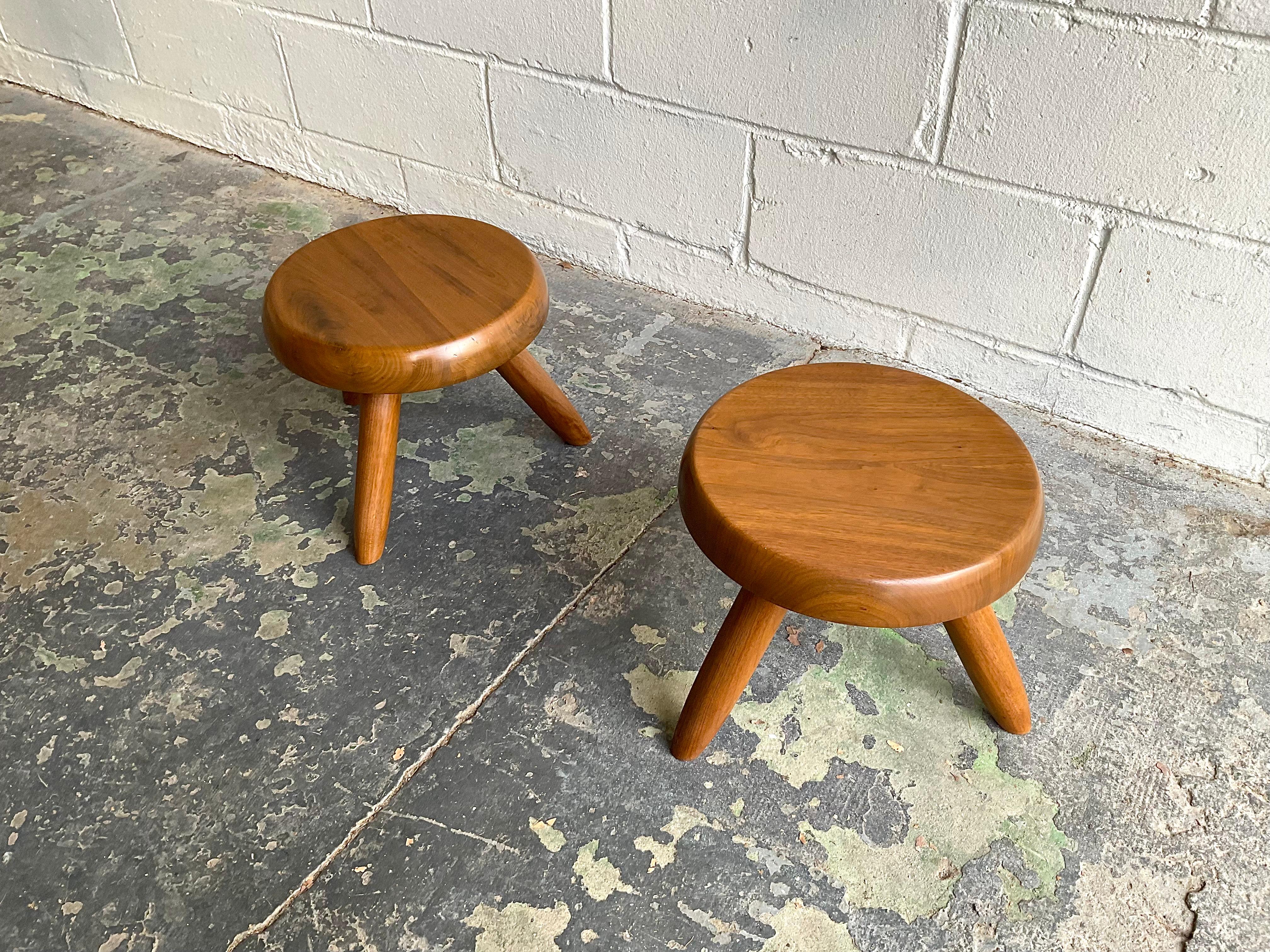 Paar Vintage Charlotte Perriand 'Berger' Niedrige Hocker, 1950er Jahre (Hartholz)