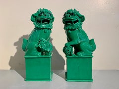 Coppia di cani da caccia cinesi d'epoca in porcellana smaltata verde, anni '70 circa, Cina