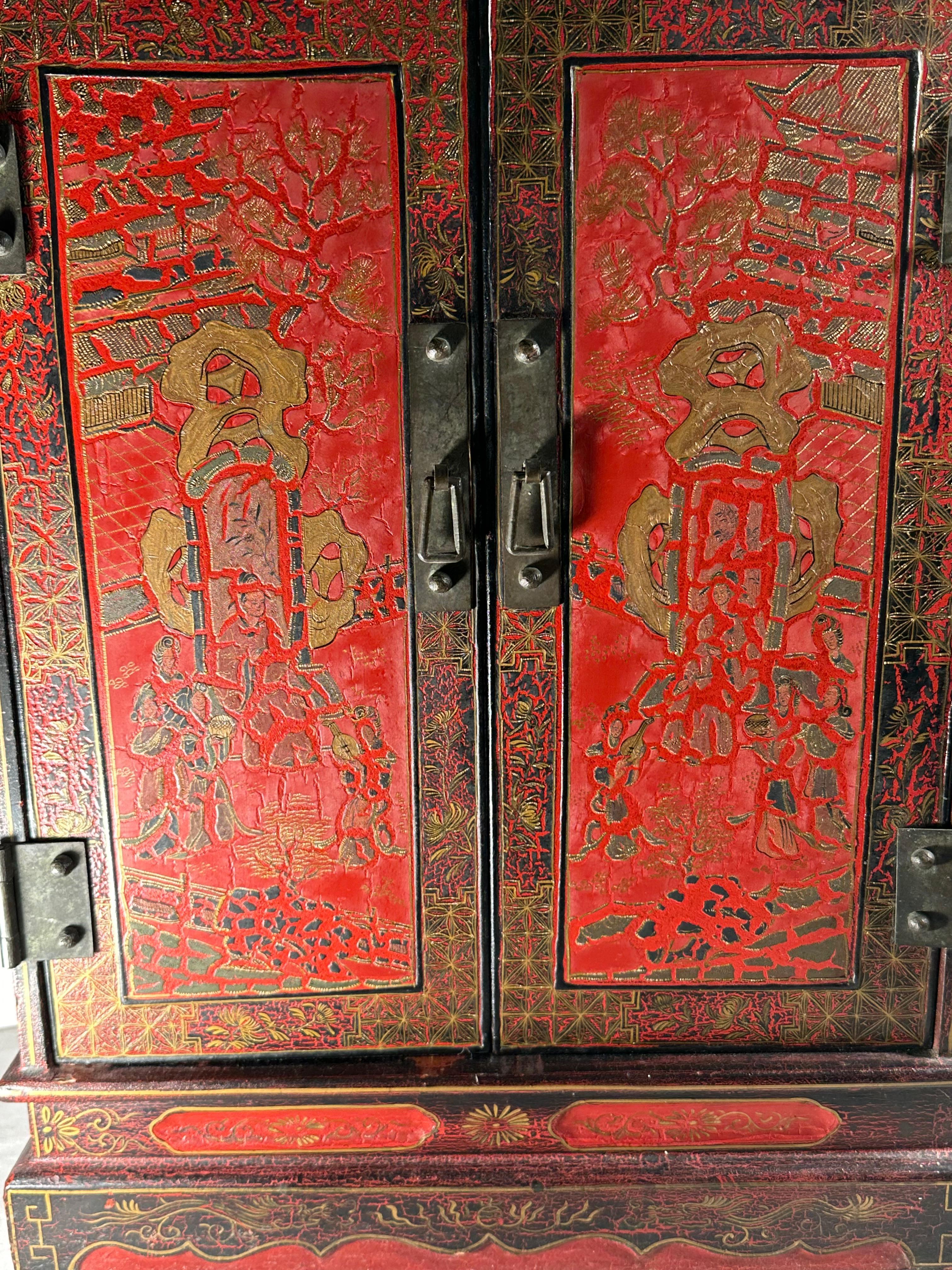 Paire d'armoires de table chinoises en laque rouge. en vente 3