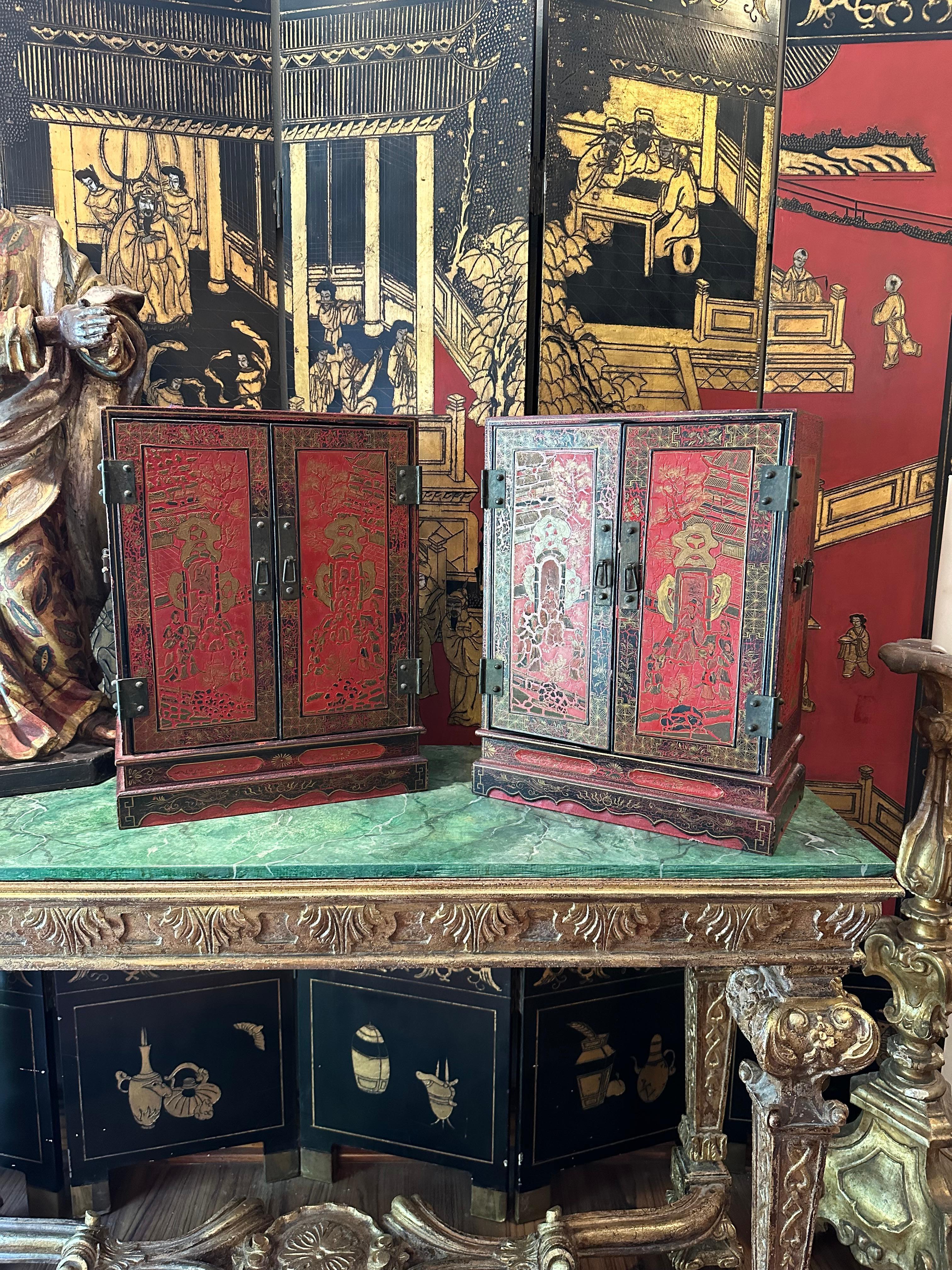 Paire d'armoires de table chinoises en laque rouge. en vente 4