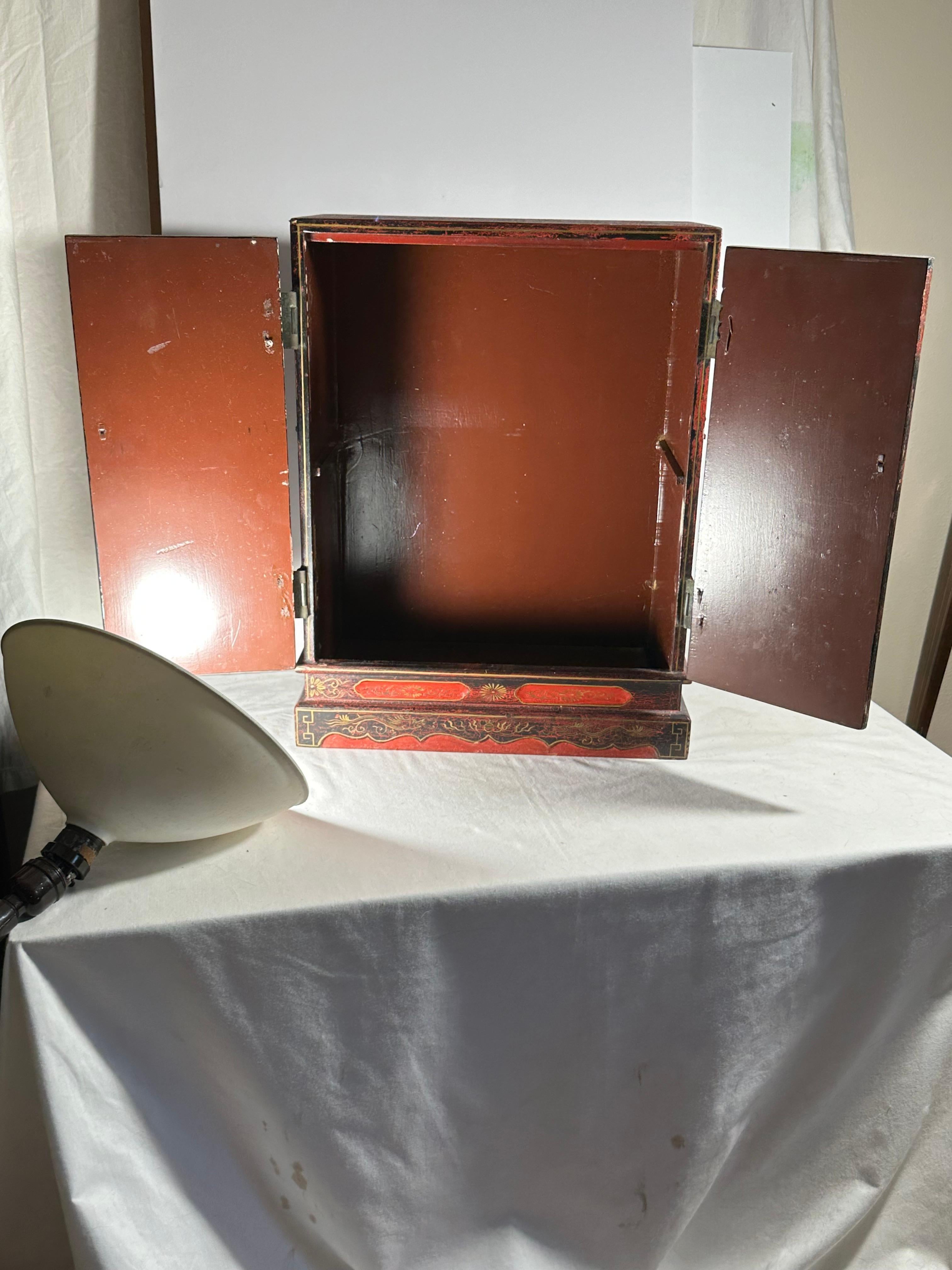Paire d'armoires de table chinoises en laque rouge. en vente 5