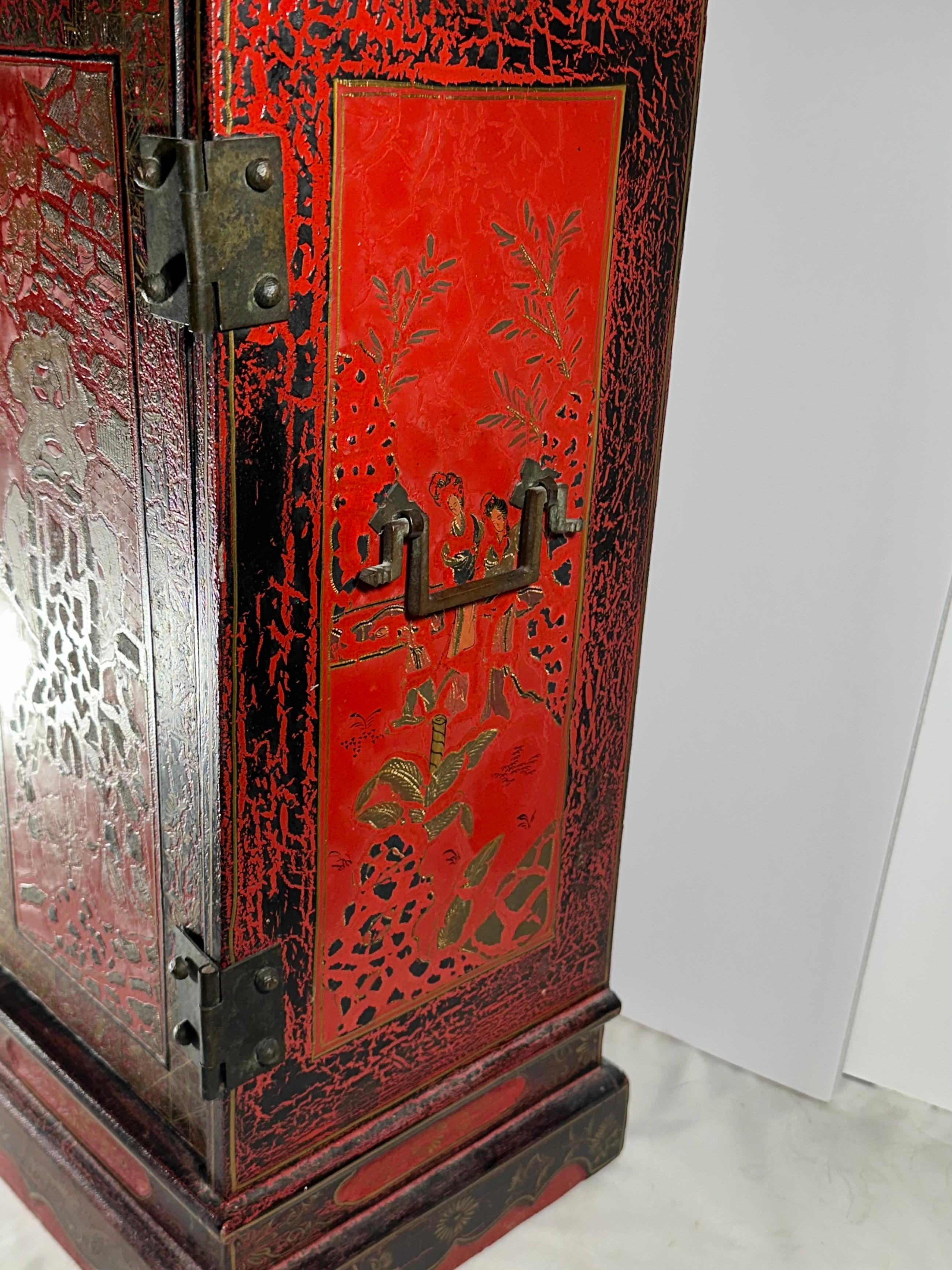 Paire d'armoires de table chinoises en laque rouge. en vente 6